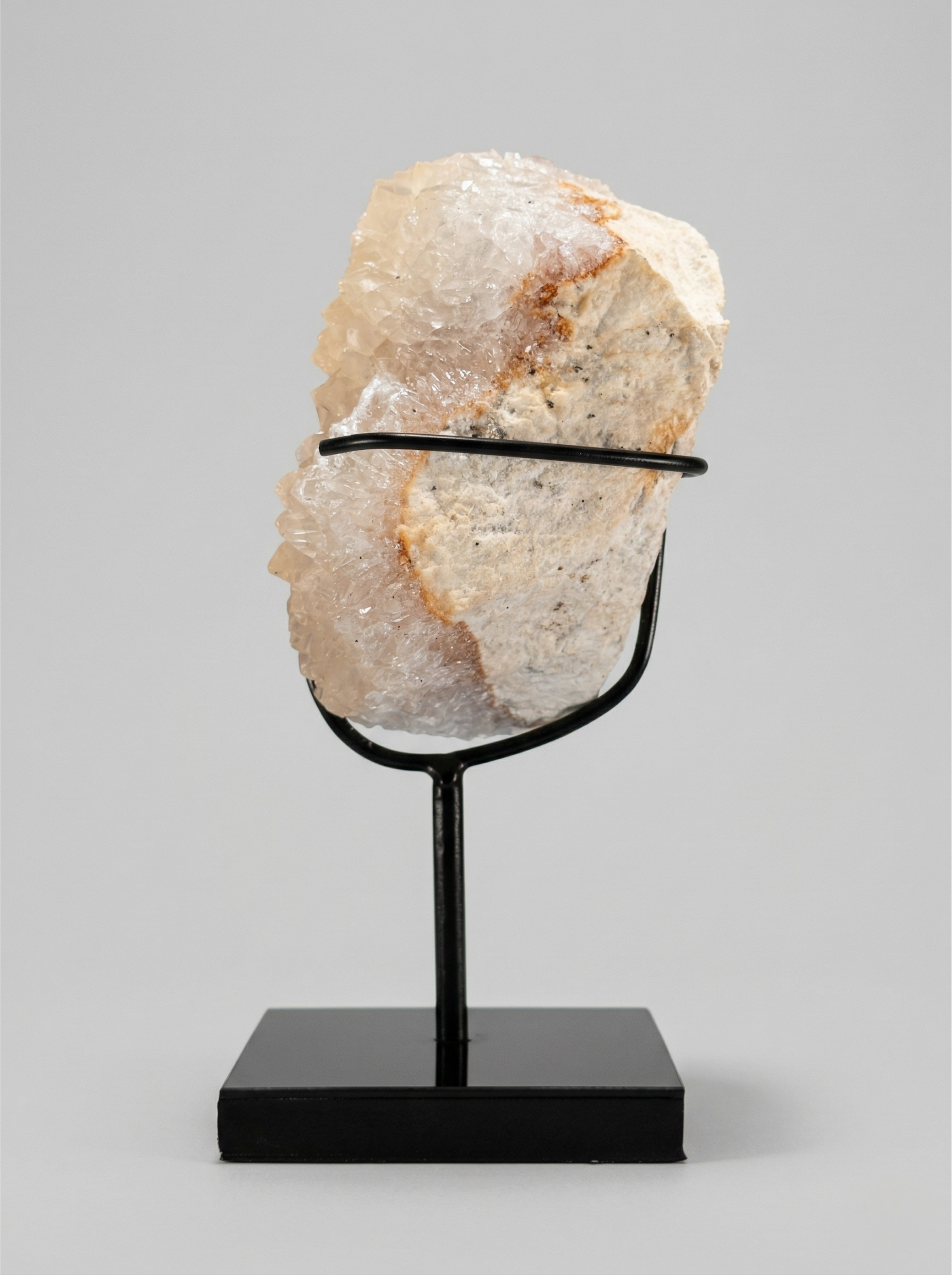 Duo décoratif — Sphère en calcite bandée (onyx marbre) & cristal de calcite sur socles