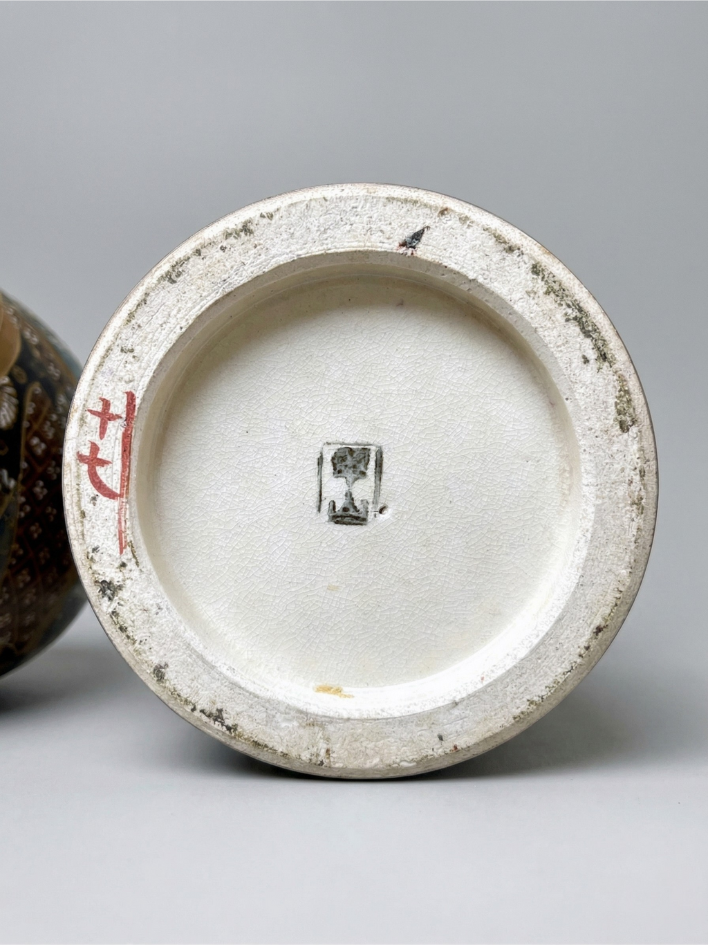 Paar japanische Satsuma-Vasen, frühes 20. Jahrhundert – polychromes und vergoldetes Dekor mit Figuren – Ateliersignatur – 31 cm