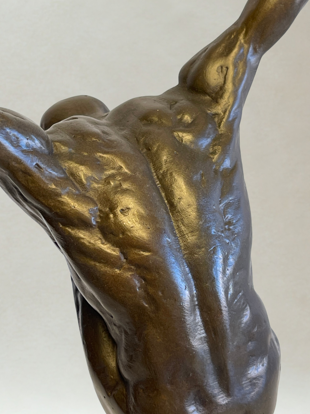Skulptur im Art-déco-Stil – Balancierender männlicher Akt – Dekorative Bronze – 29 cm