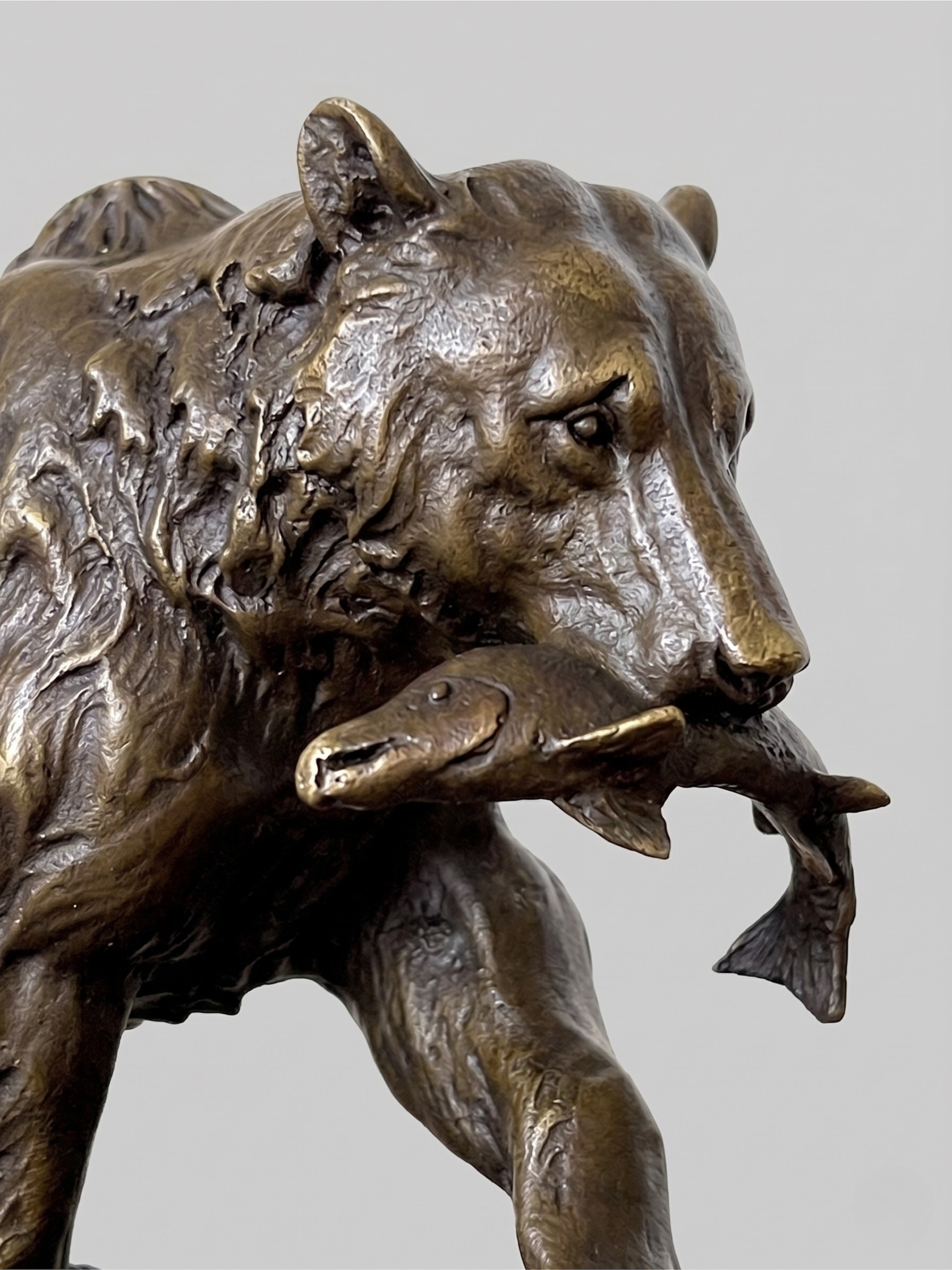 Sculpture animalière d’ours au poisson en bronze patiné signée Milo sur socle noir – style XIXe
