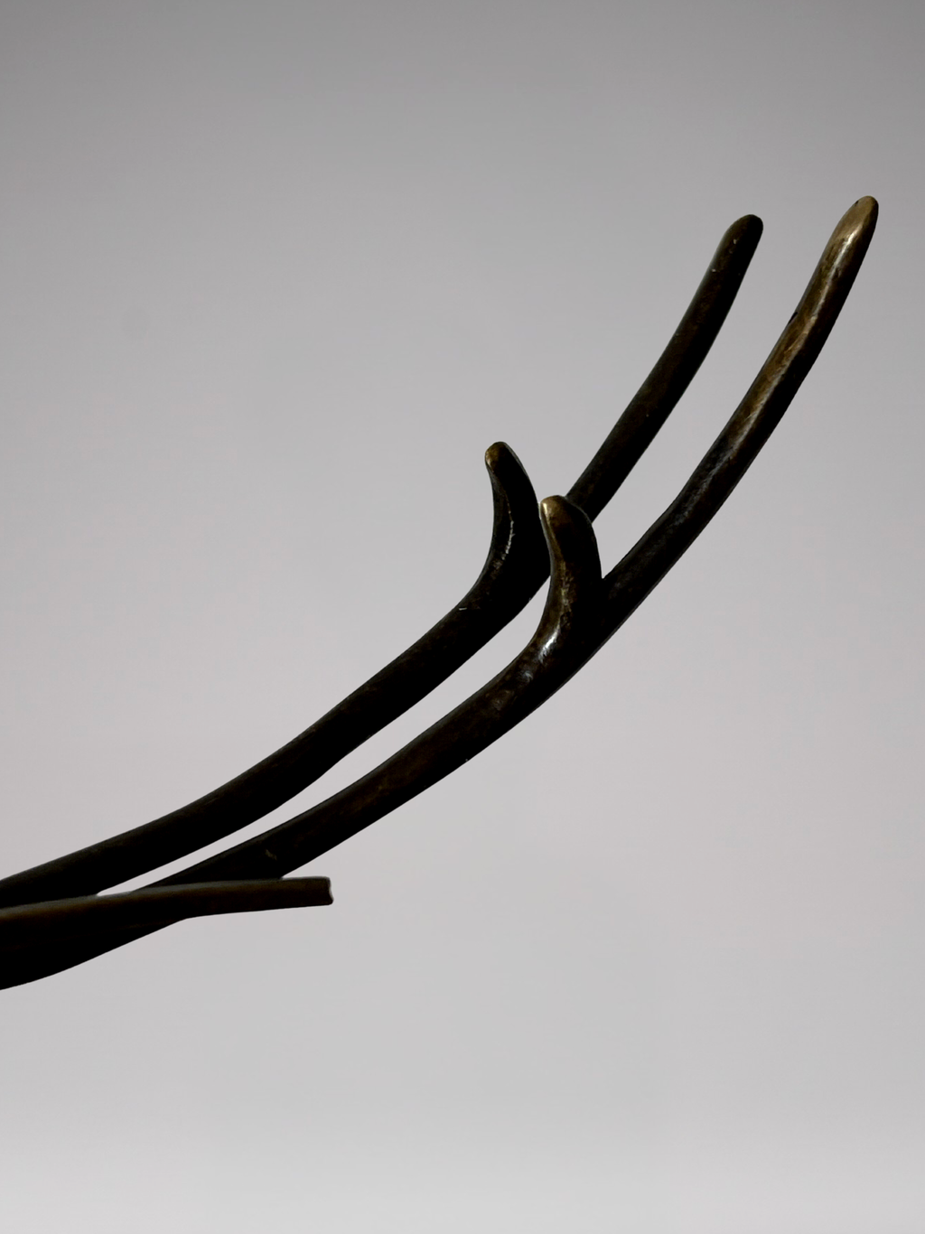 Sculpture de cerf Art Déco en bronze patiné signé Coenrad sur socle effet marbre - 40 cm