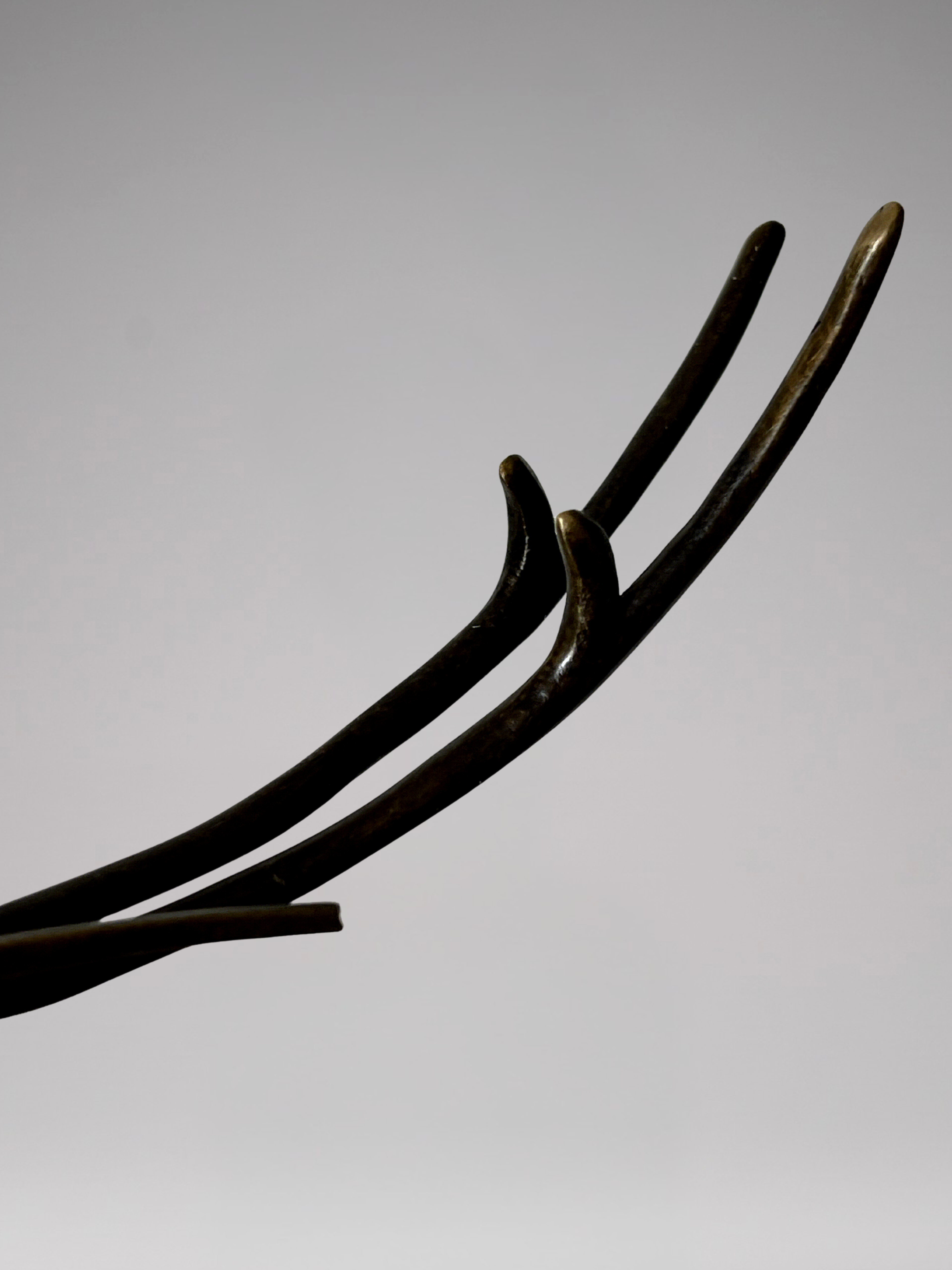 Sculpture de cerf Art Déco en bronze patiné signé Coenrad sur socle effet marbre - 40 cm