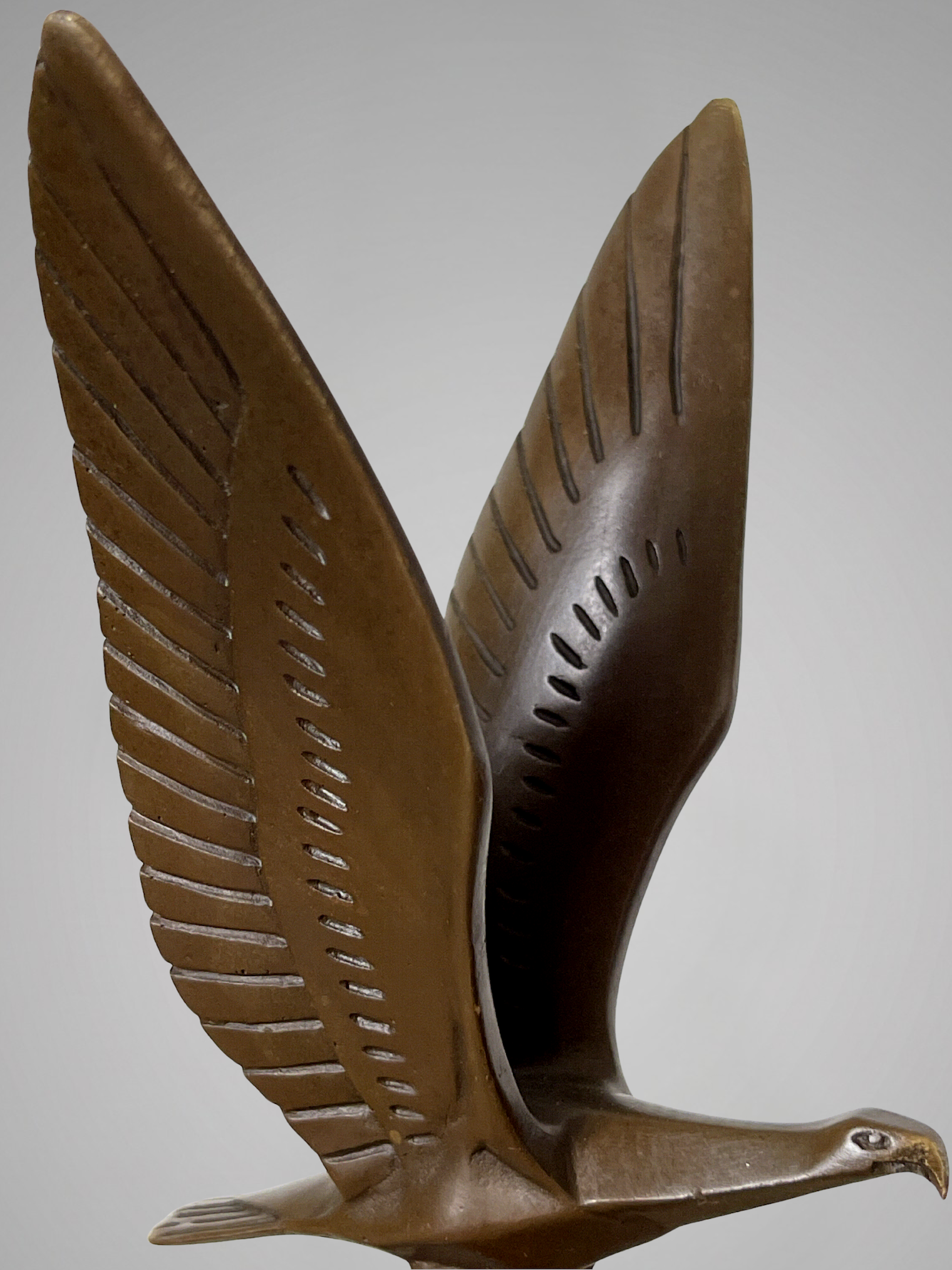Sculpture d’aigle moderniste en bronze patiné signée C. Brau – socle noir – style Art Déco