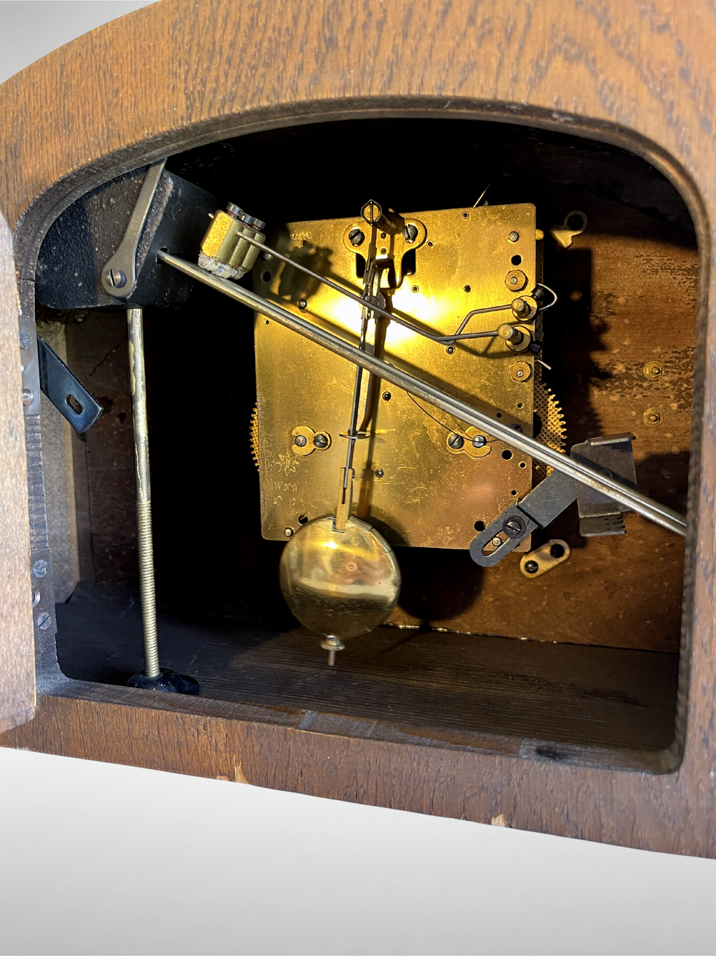 Pendule de cheminée Junghans Art Déco en bois plaqué – mouvement mécanique – années 1940