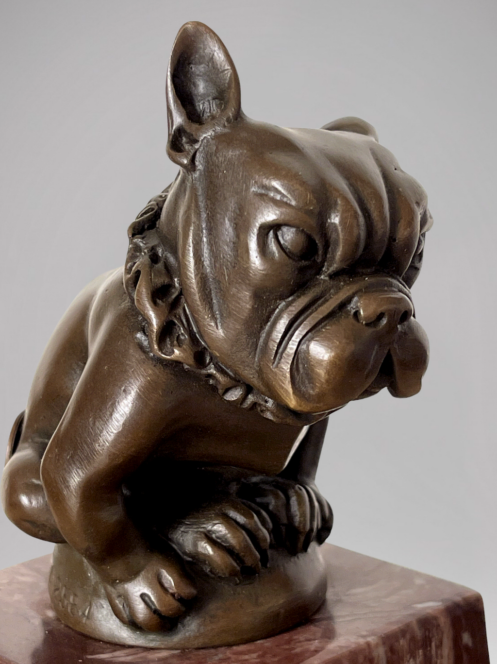 Sculpture de bouledogue en bronze patiné after Bourcart, sur socle en marbre