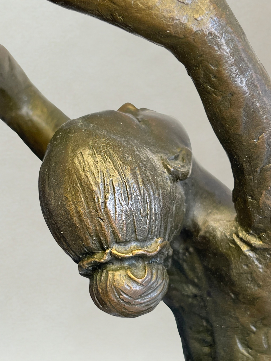 Art-déco-Skulptur – Tänzerin mit Reifen – Dekorative Bronze – Signiert P. Collinet – 39 cm