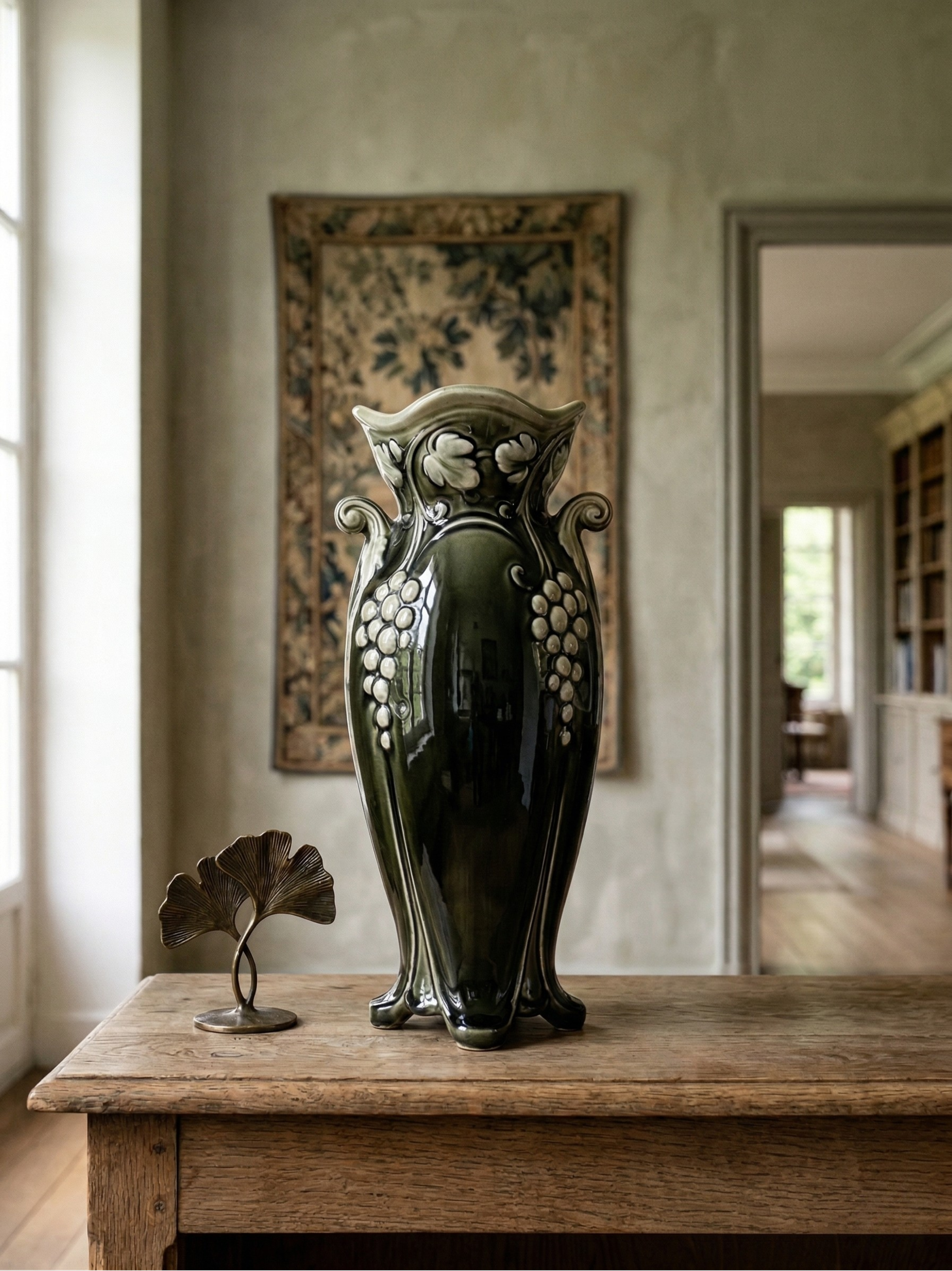 Art Nouveau Vase De Bruyn – Modell 4696 – Dekor Traube in Relief – Emaillierte Keramik – 29 cm