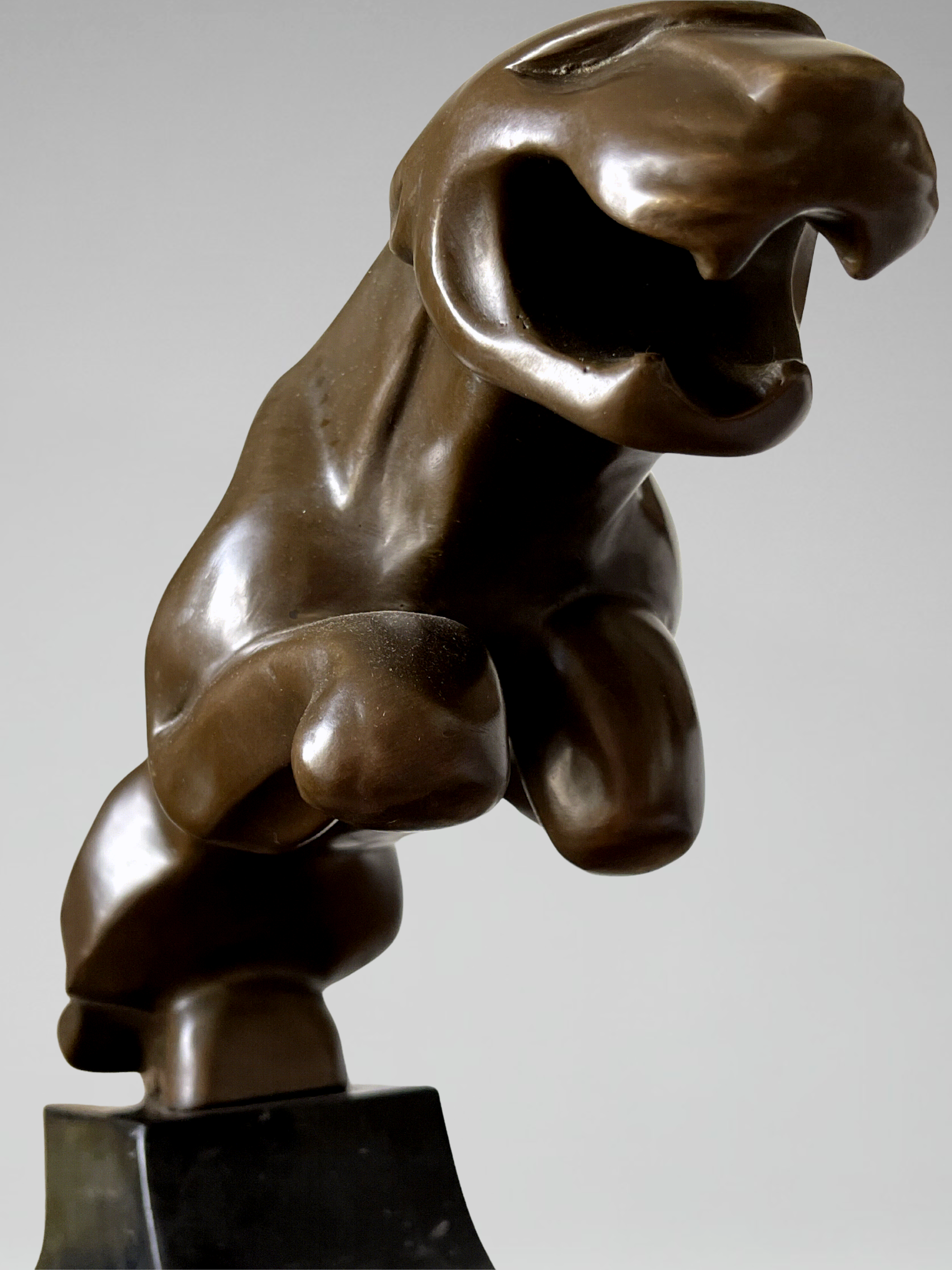 Grande sculpture Jaguar Art Déco en bronze patiné sur socle noir architectural – 64 cm – JB Déposé Paris