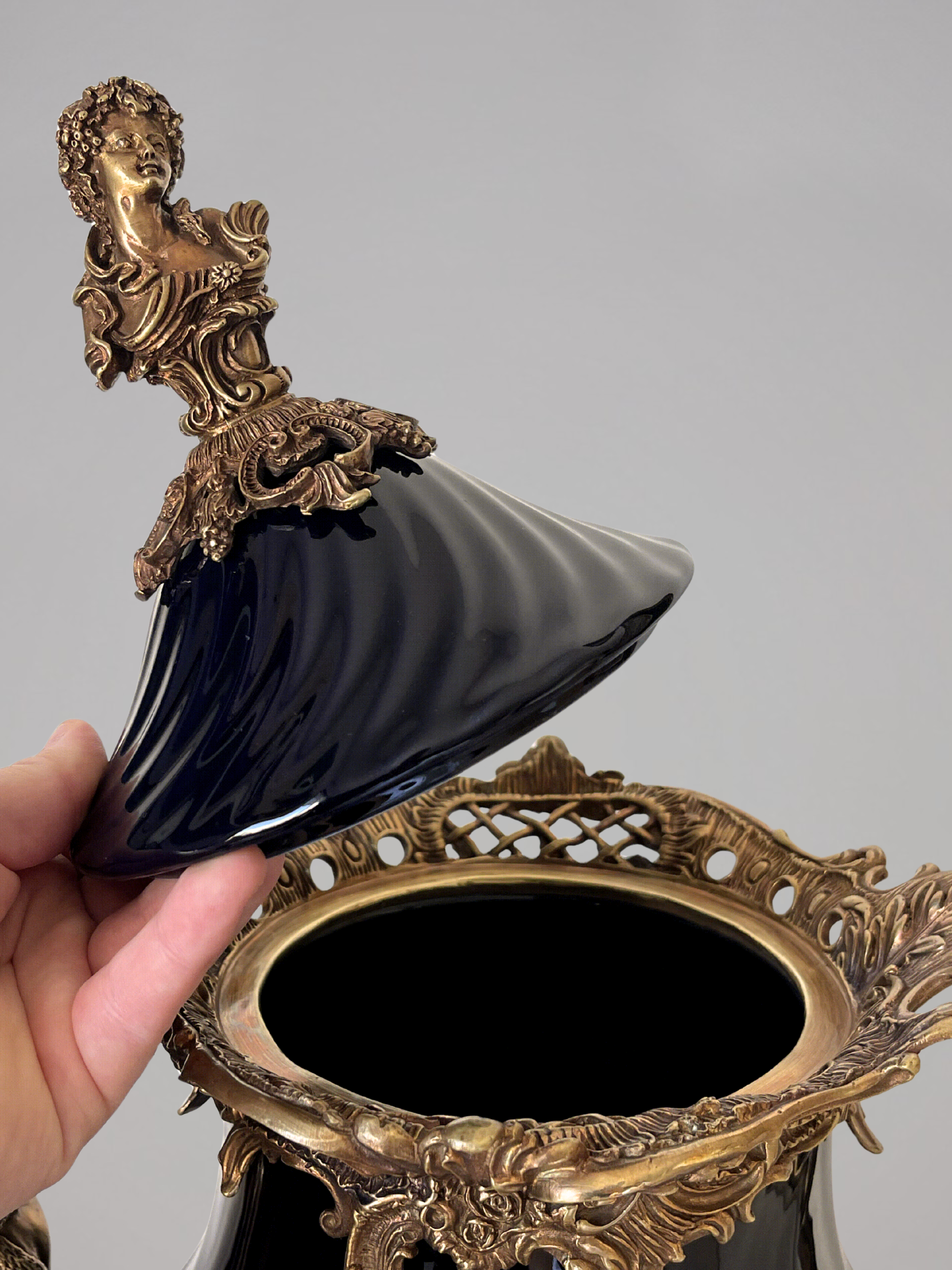 Grande urne couverte style Napoléon III en porcelaine noire et bronze – décor rocaille aux angelots – 49 cm