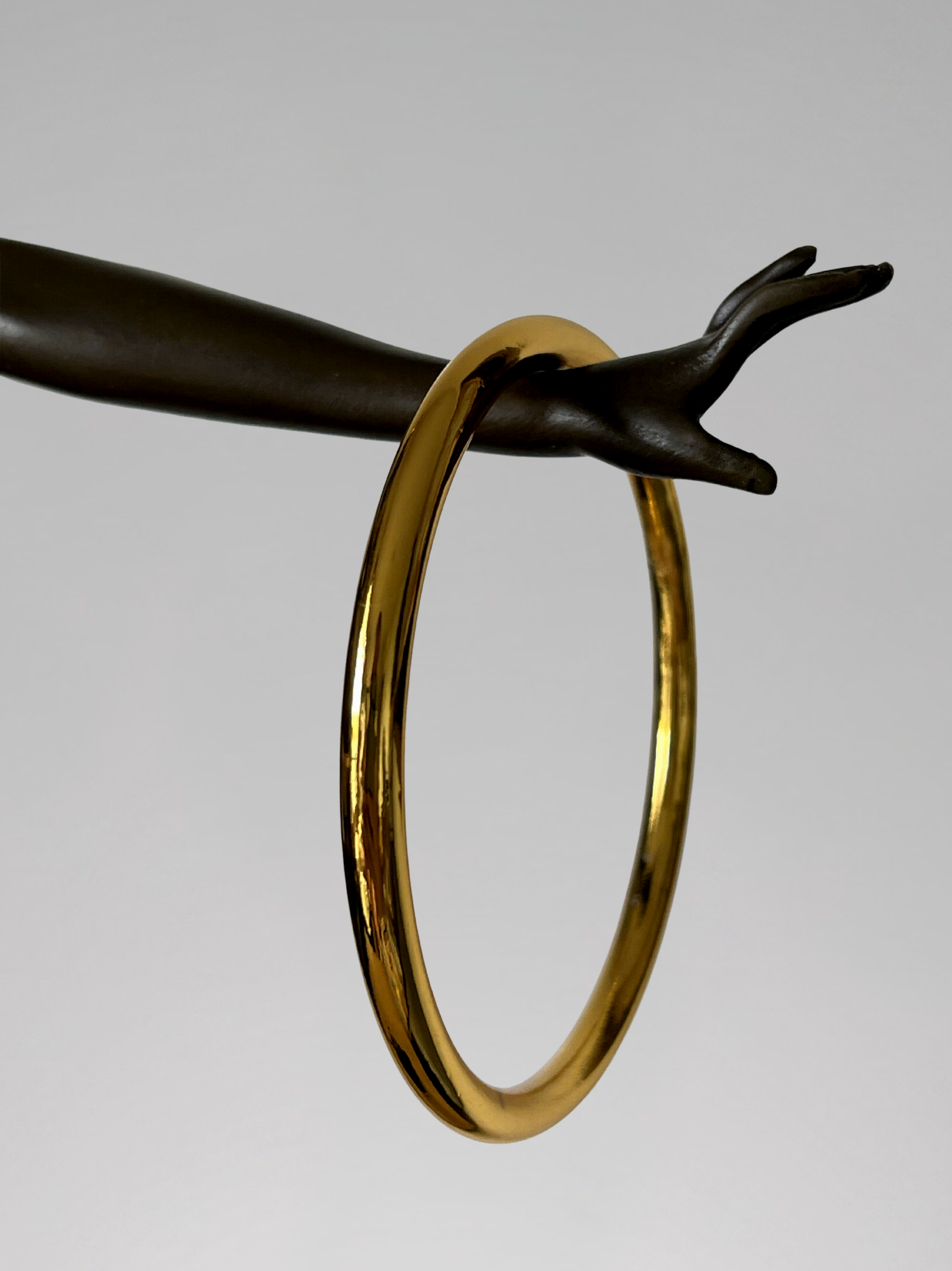 Sculpture Art déco de danseuse aux anneaux en bronze patiné sur socle effet marbre noir – signée Duvernet – 58 cm