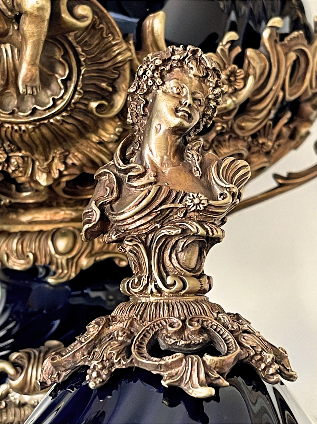 Grande urne couverte style Napoléon III en porcelaine noire et bronze – décor rocaille aux angelots – 49 cm