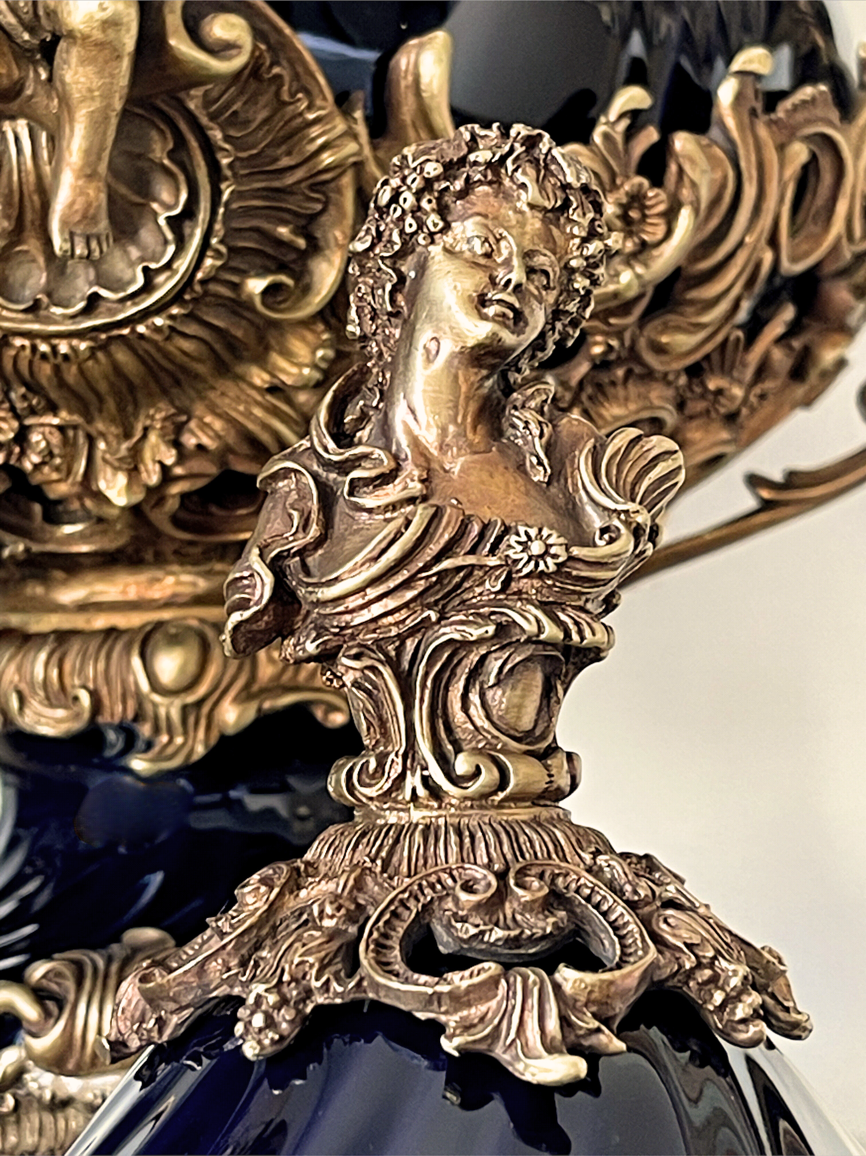 Grande urne couverte style Napoléon III en porcelaine noire et bronze – décor rocaille aux angelots – 49 cm