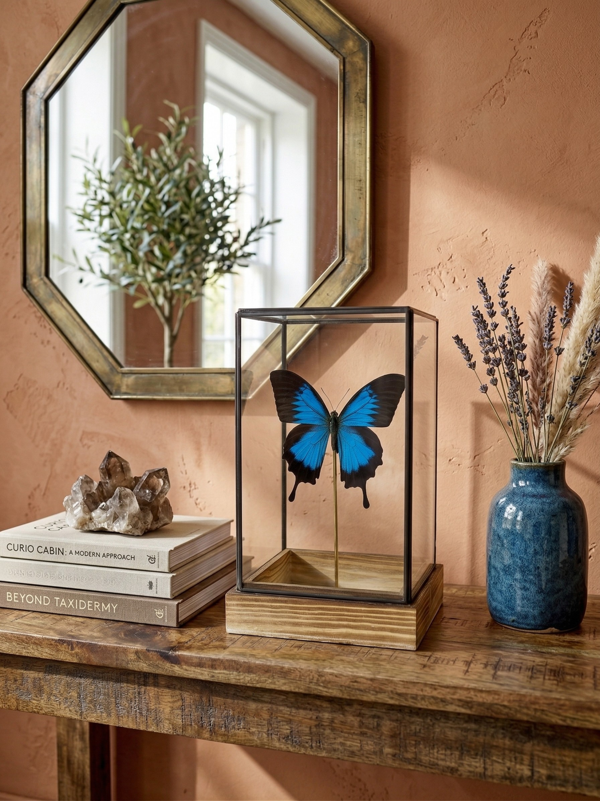Papillon Ulysses naturgetreu unter Glasglocke – exotisches, schillerndes blaues Exemplar – Dekoobjekt – 24 cm