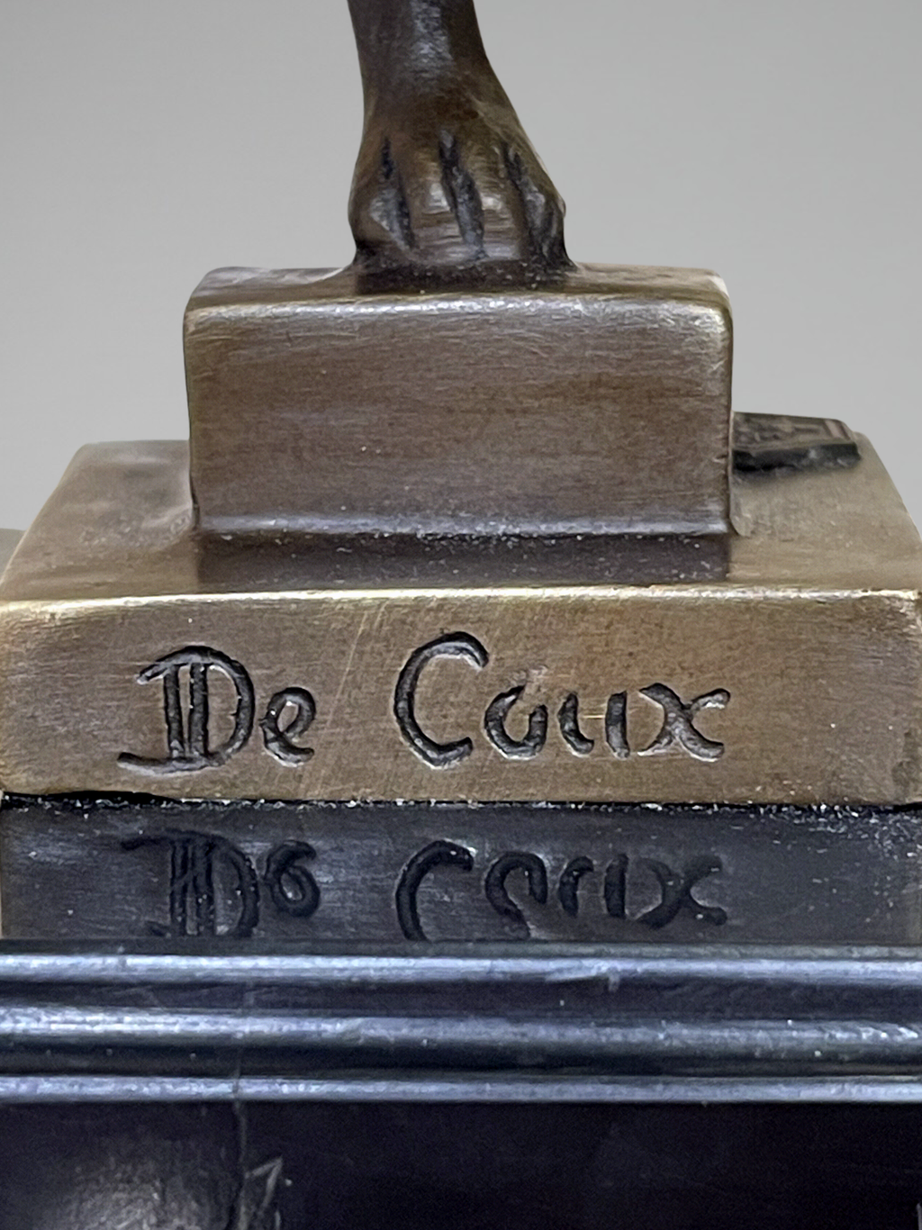 Bronze d’après De Coux – Chat descendant un escalier – Sculpture animalière XXᵉ - 29 cm