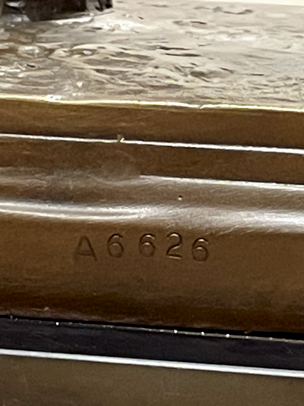 Bronzeskulptur eines brüllenden Löwen, patiniert, nach Ch. Valton auf schwarzem Sockel im Stil des 19. Jahrhunderts