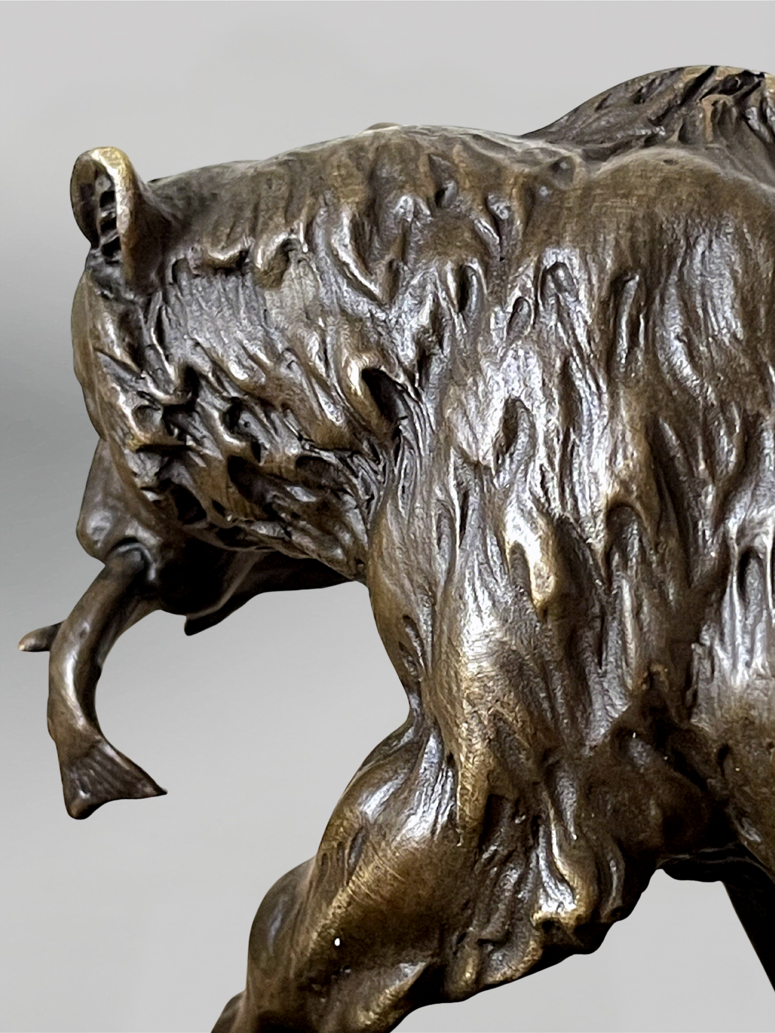 Sculpture animalière d’ours au poisson en bronze patiné signée Milo sur socle noir – style XIXe