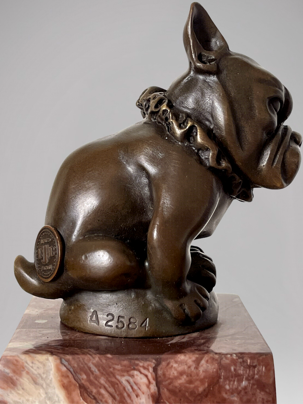 Sculpture de bouledogue en bronze patiné after Bourcart, sur socle en marbre