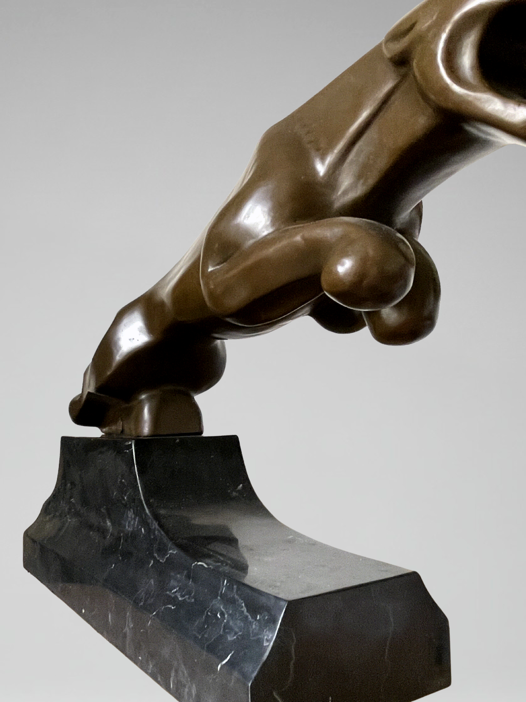 Grande sculpture Jaguar Art Déco en bronze patiné sur socle noir architectural – 64 cm – JB Déposé Paris