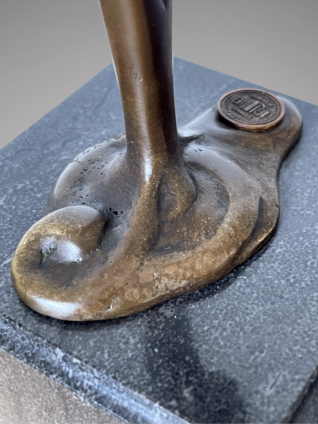 Sculpture de cerf Art Déco en bronze patiné signé Coenrad sur socle effet marbre - 40 cm