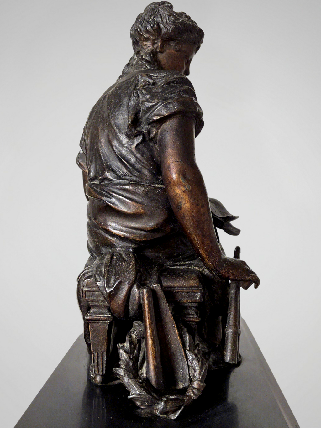 Pendule de cheminée Napoléon III “Euterpe” – Japy Frères – régule patiné – XIXe siècle
