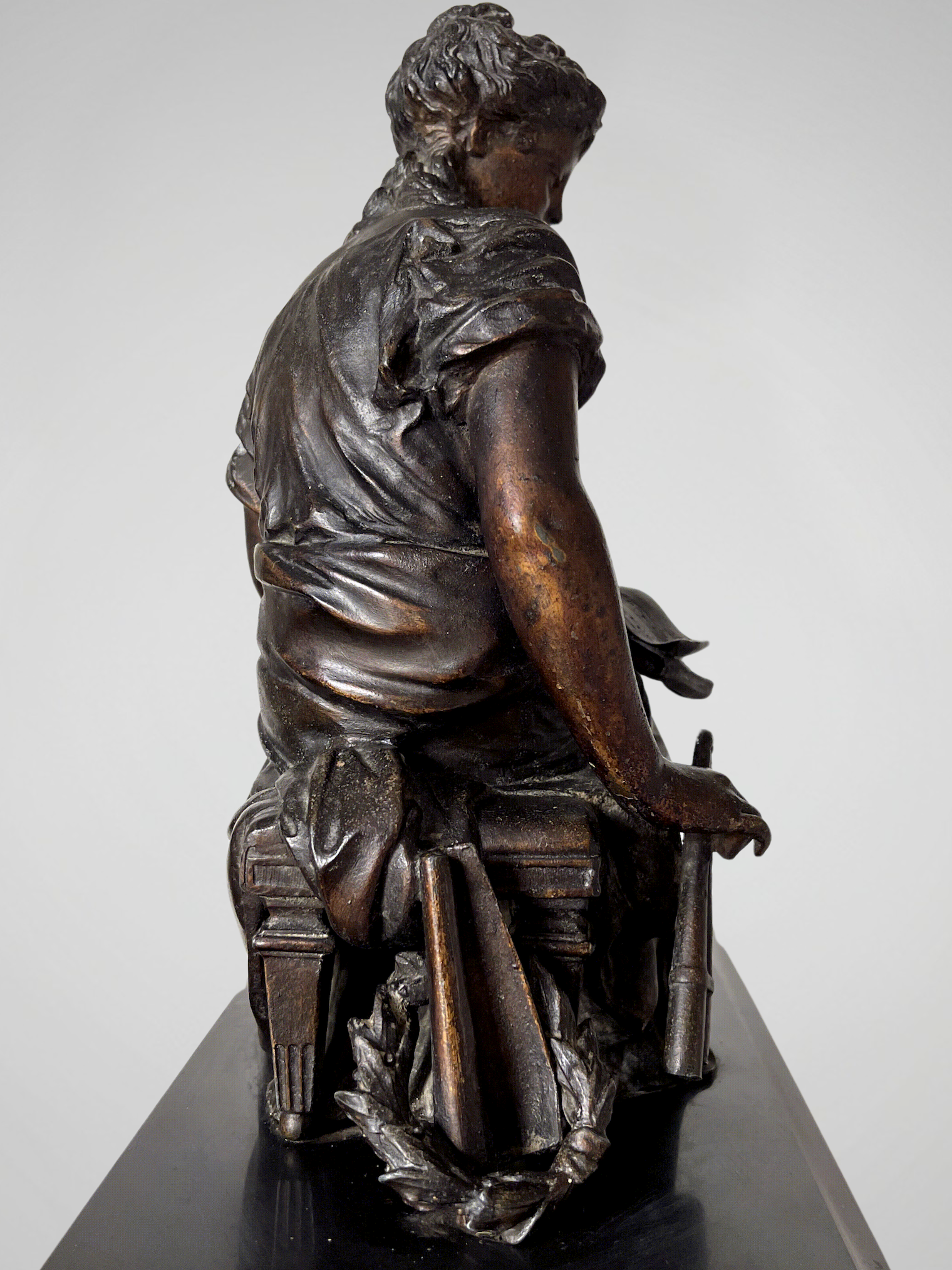 Pendule de cheminée Napoléon III “Euterpe” – Japy Frères – régule patiné – XIXe siècle