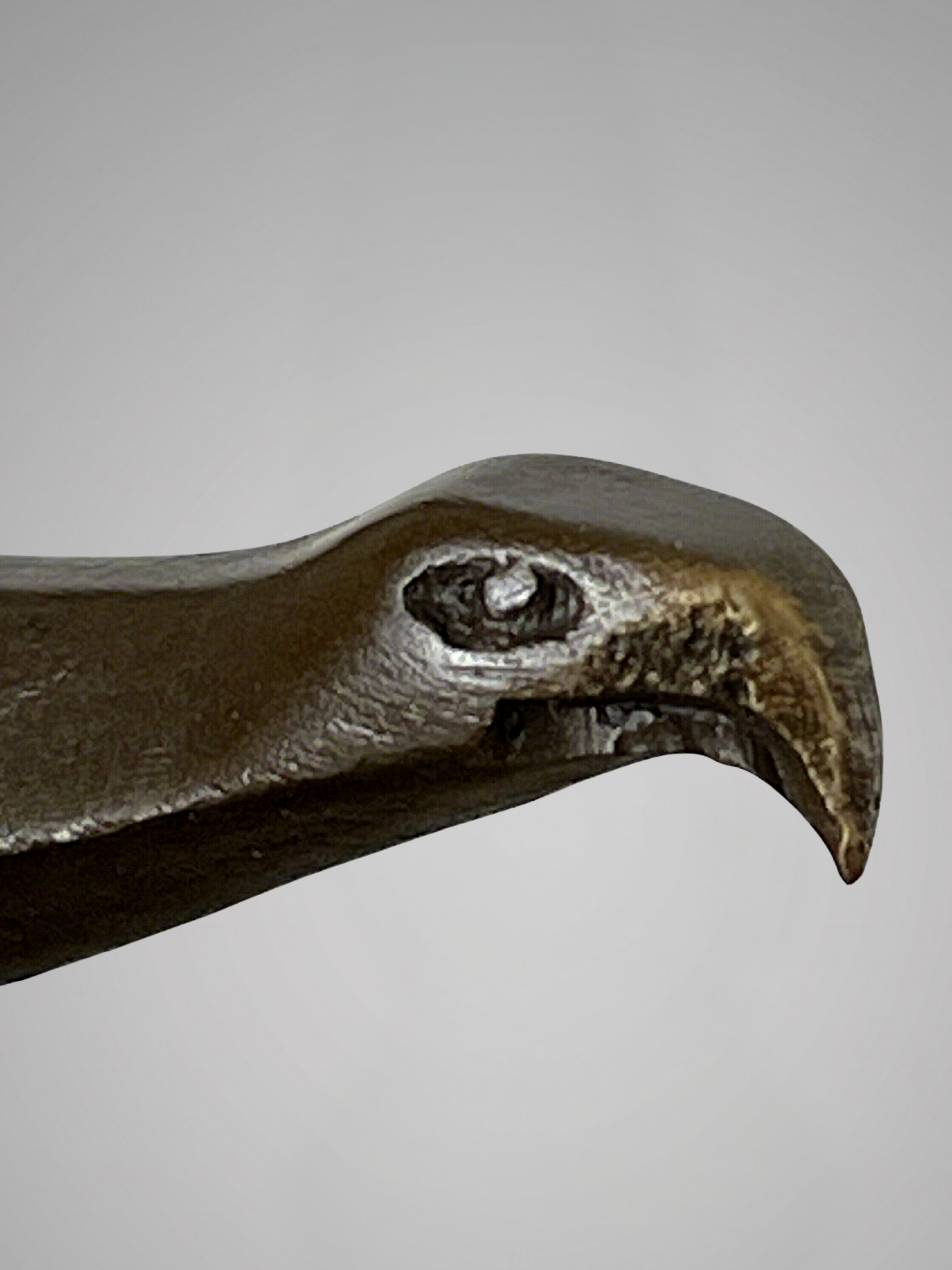 Sculpture d’aigle moderniste en bronze patiné signée C. Brau – socle noir – style Art Déco