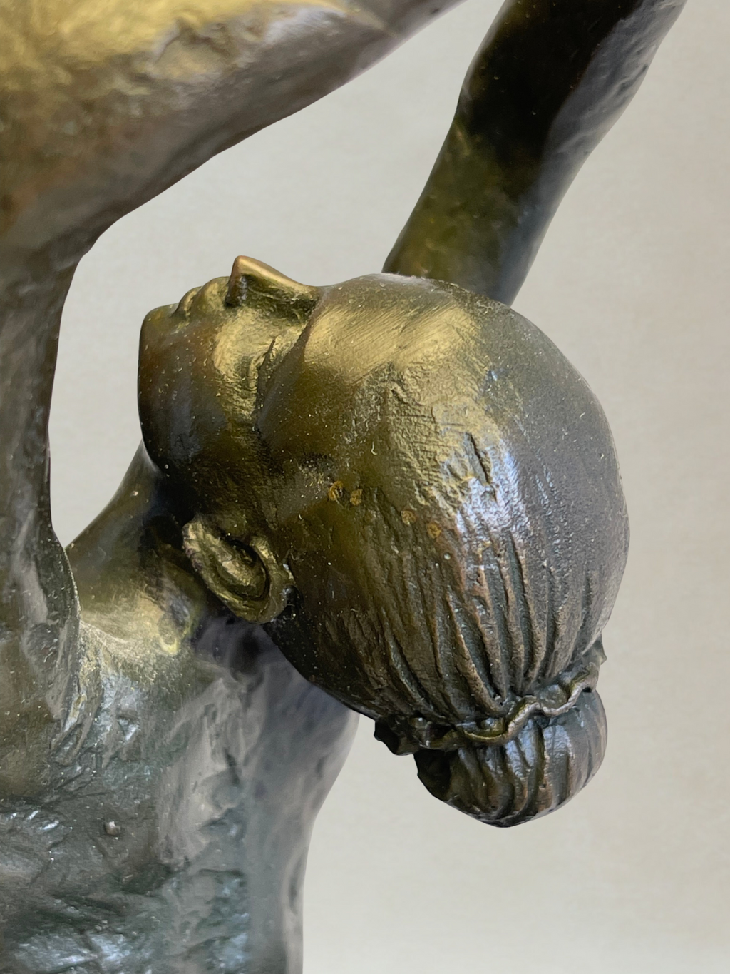 Art-déco-Skulptur – Tänzerin mit Reifen – Dekorative Bronze – Signiert P. Collinet – 39 cm