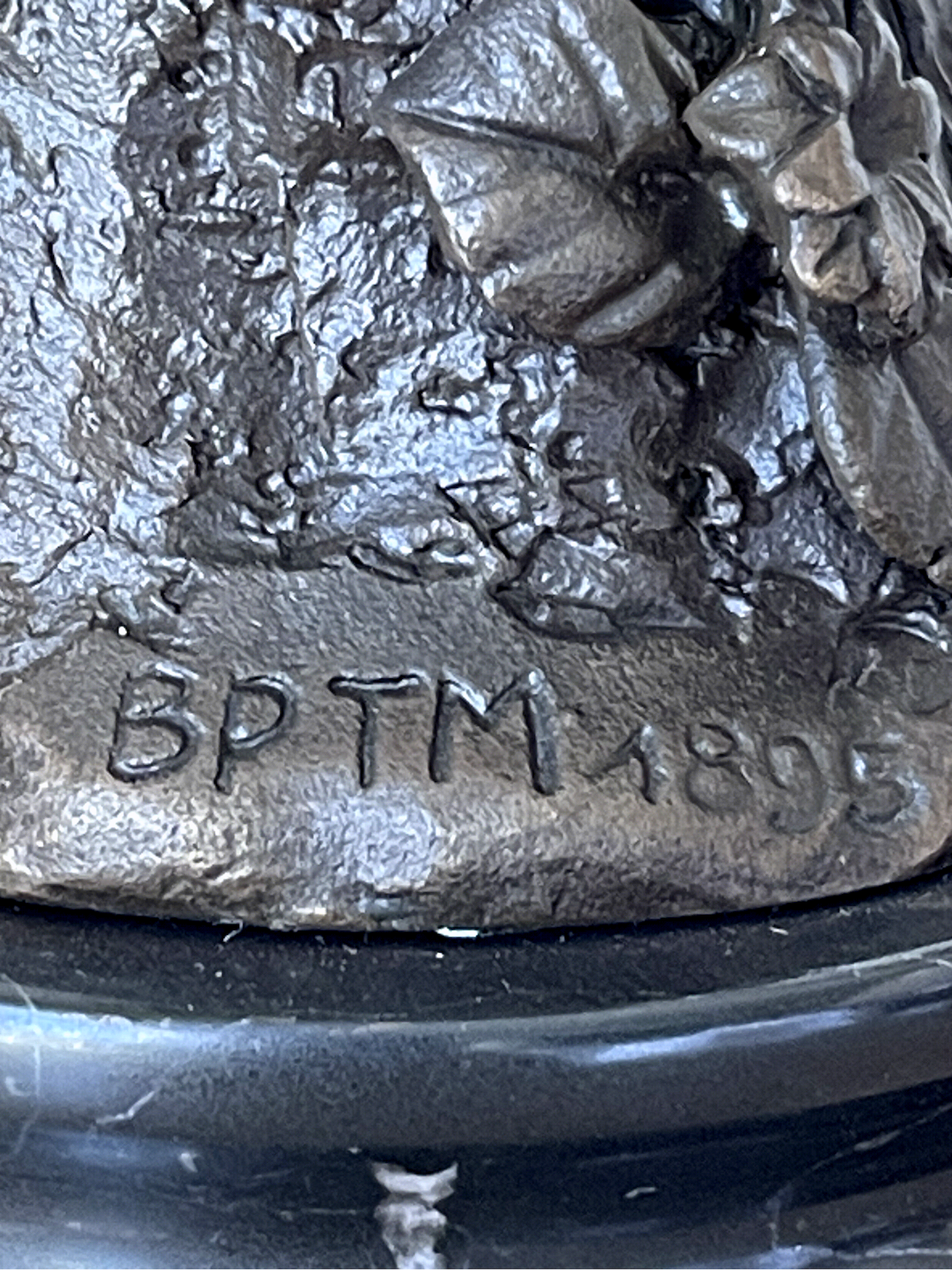 Paire de bougeoirs aux perroquets en bronze patiné sur socles noirs – Style Napoléon III / XIXe