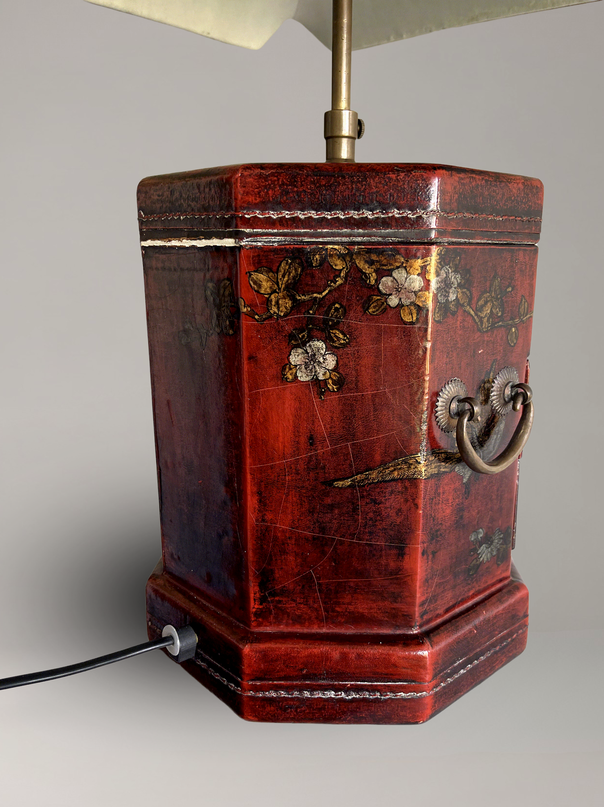 Paire de lampes en coffret laqué d’inspiration asiatique, décor polychrome et laiton – 63 cm