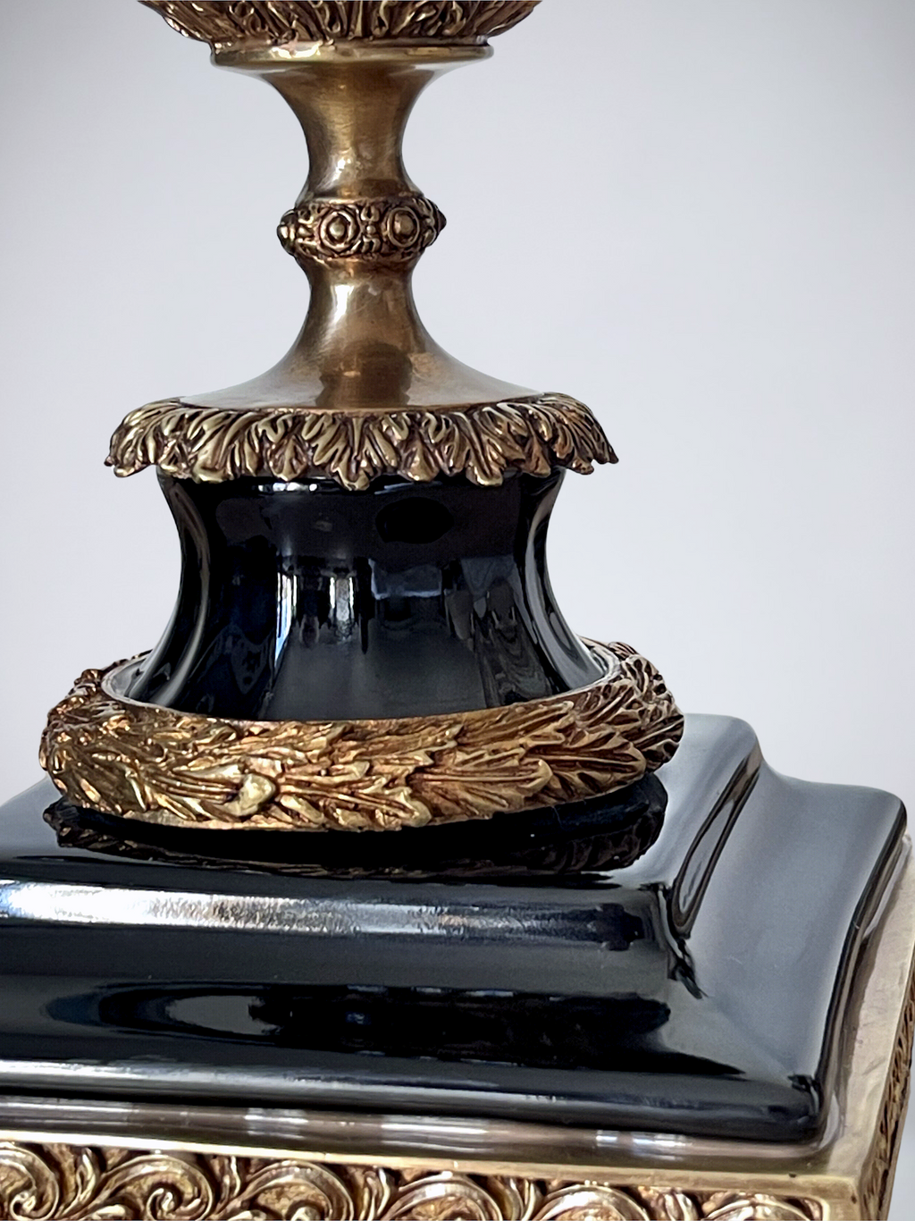 Paire de grands bougeoirs aux perroquets en porcelaine craquelée bleu ciel et bronze doré, dans un élégant goût néoclassique inspiré du style Louis XVI
