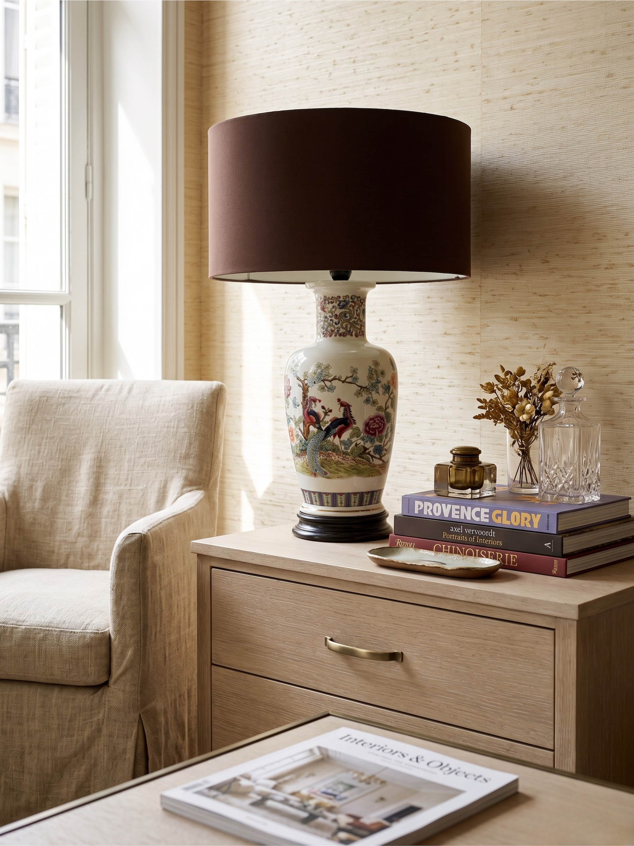 Large ceramic lamp signed V.V. Carraresi, inspired by traditional Chinese motifs.