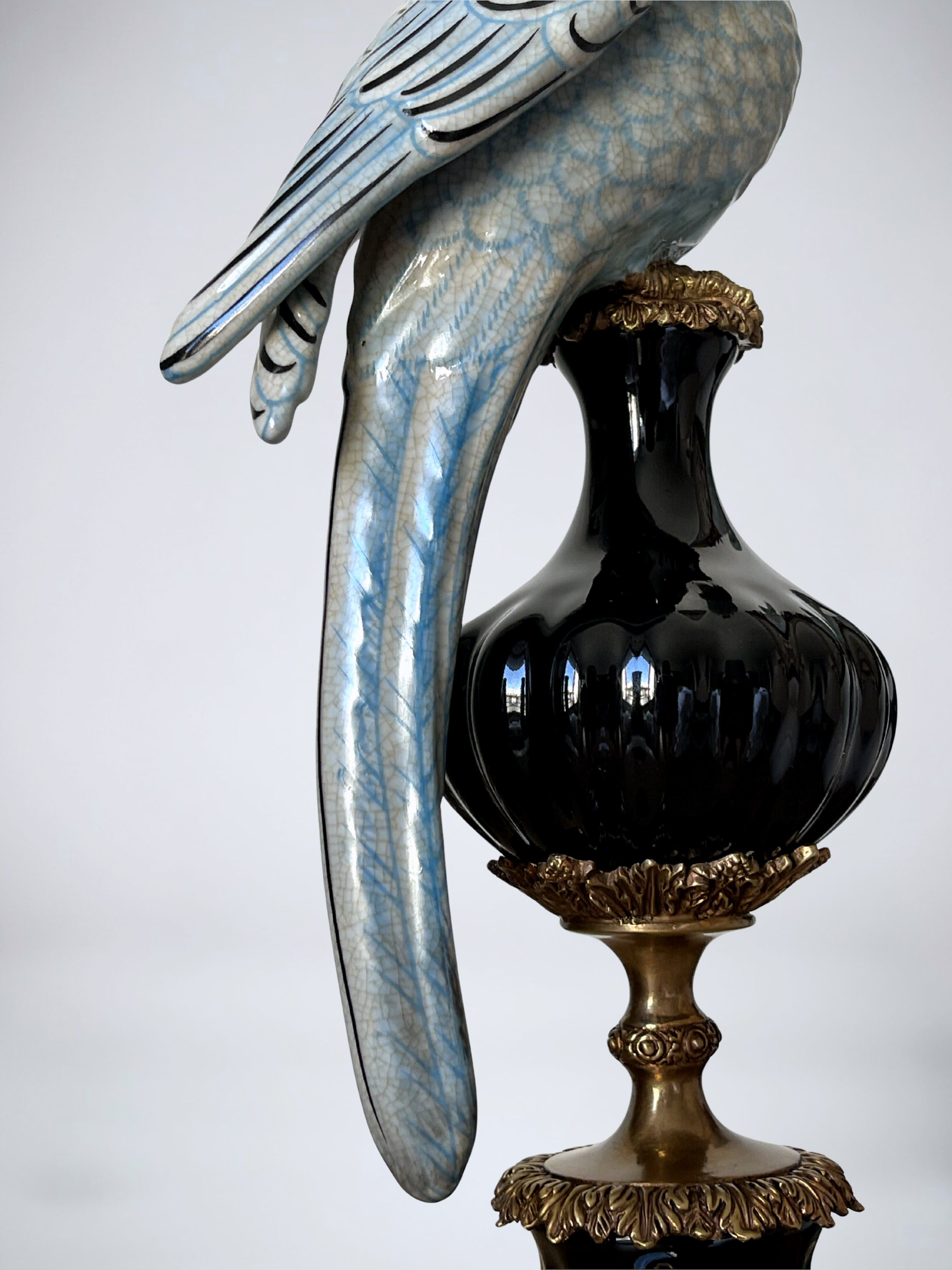 Paire de grands bougeoirs aux perroquets en porcelaine craquelée bleu ciel et bronze doré, dans un élégant goût néoclassique inspiré du style Louis XVI