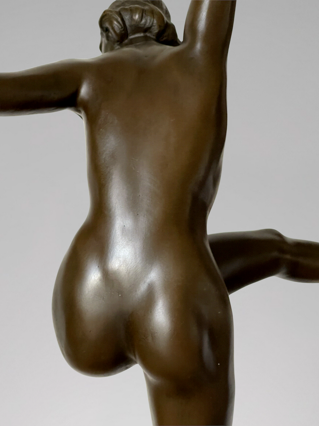 Sculpture Art déco de danseuse aux anneaux en bronze patiné sur socle effet marbre noir – signée Duvernet – 58 cm