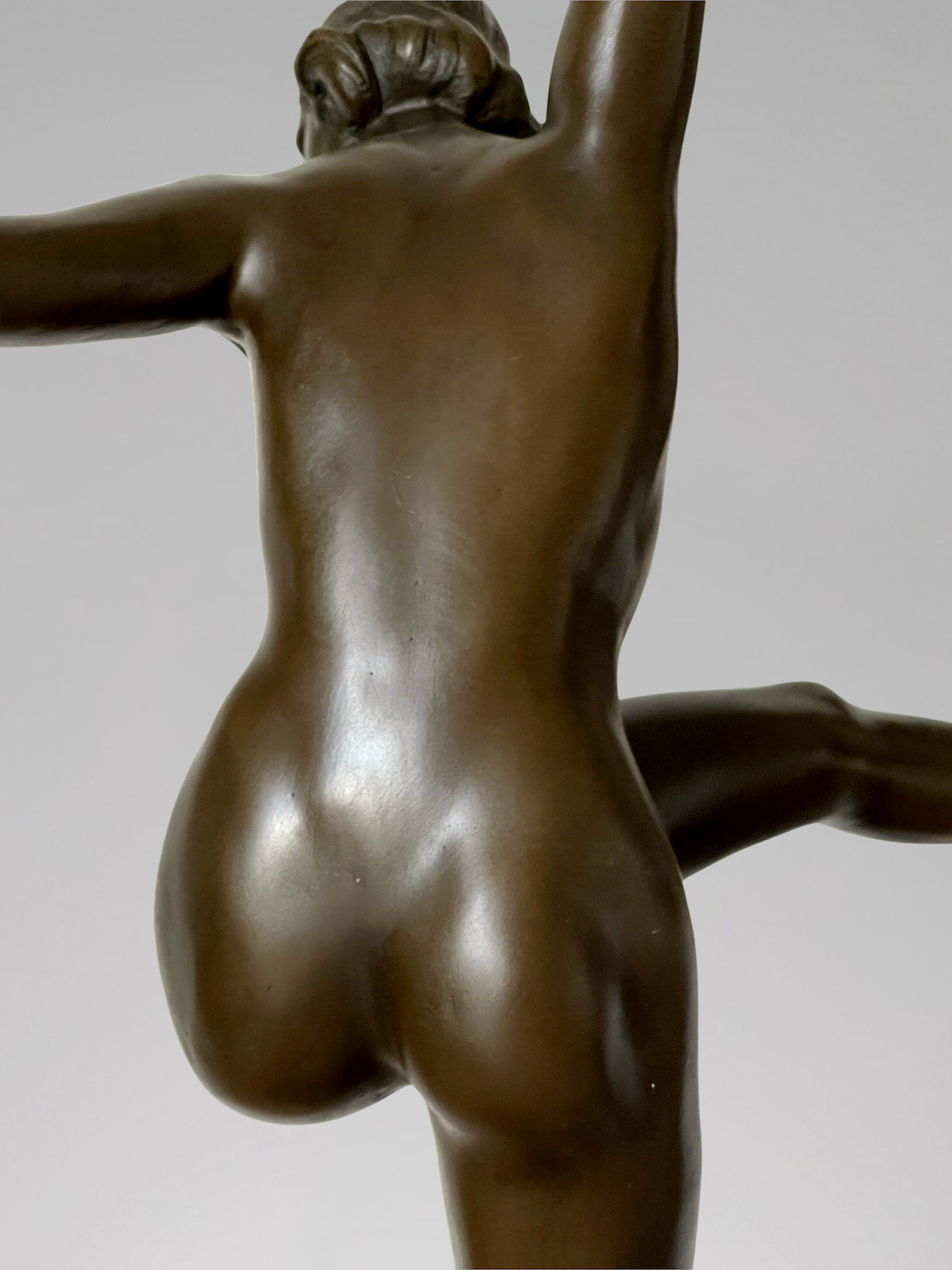 Sculpture Art déco de danseuse aux anneaux en bronze patiné sur socle effet marbre noir – signée Duvernet – 58 cm