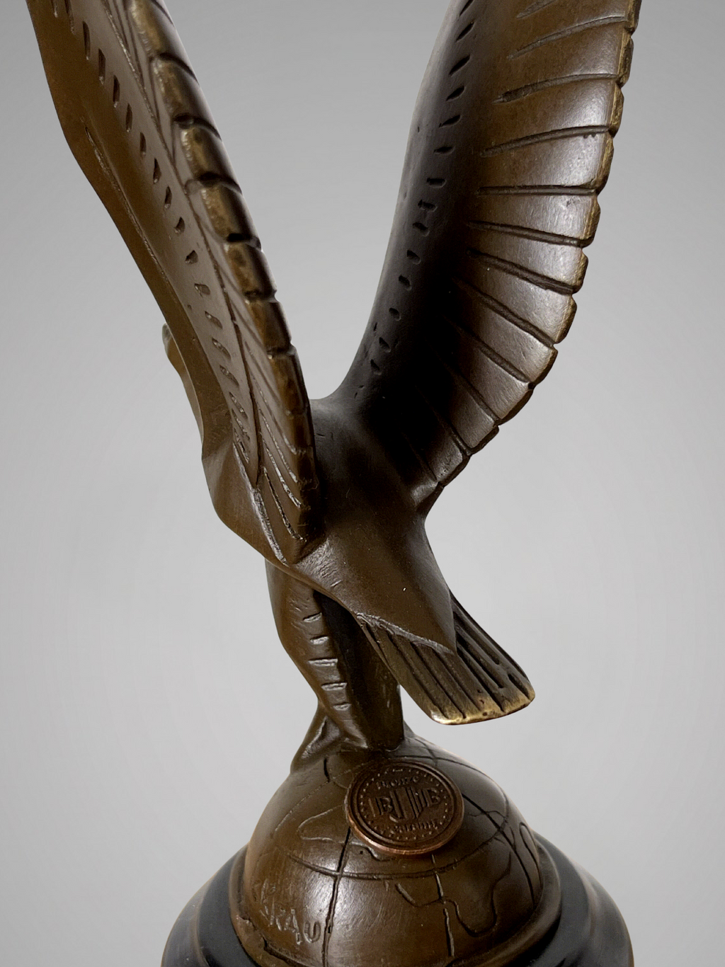 Sculpture d’aigle moderniste en bronze patiné signée C. Brau – socle noir – style Art Déco