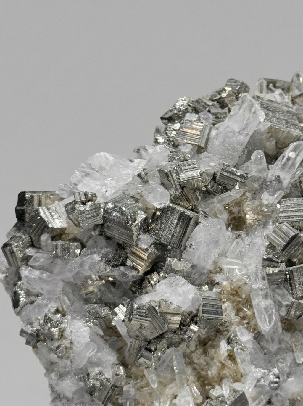 Duo Pyrit & Bergkristall — Mineralskulptur auf Sockeln