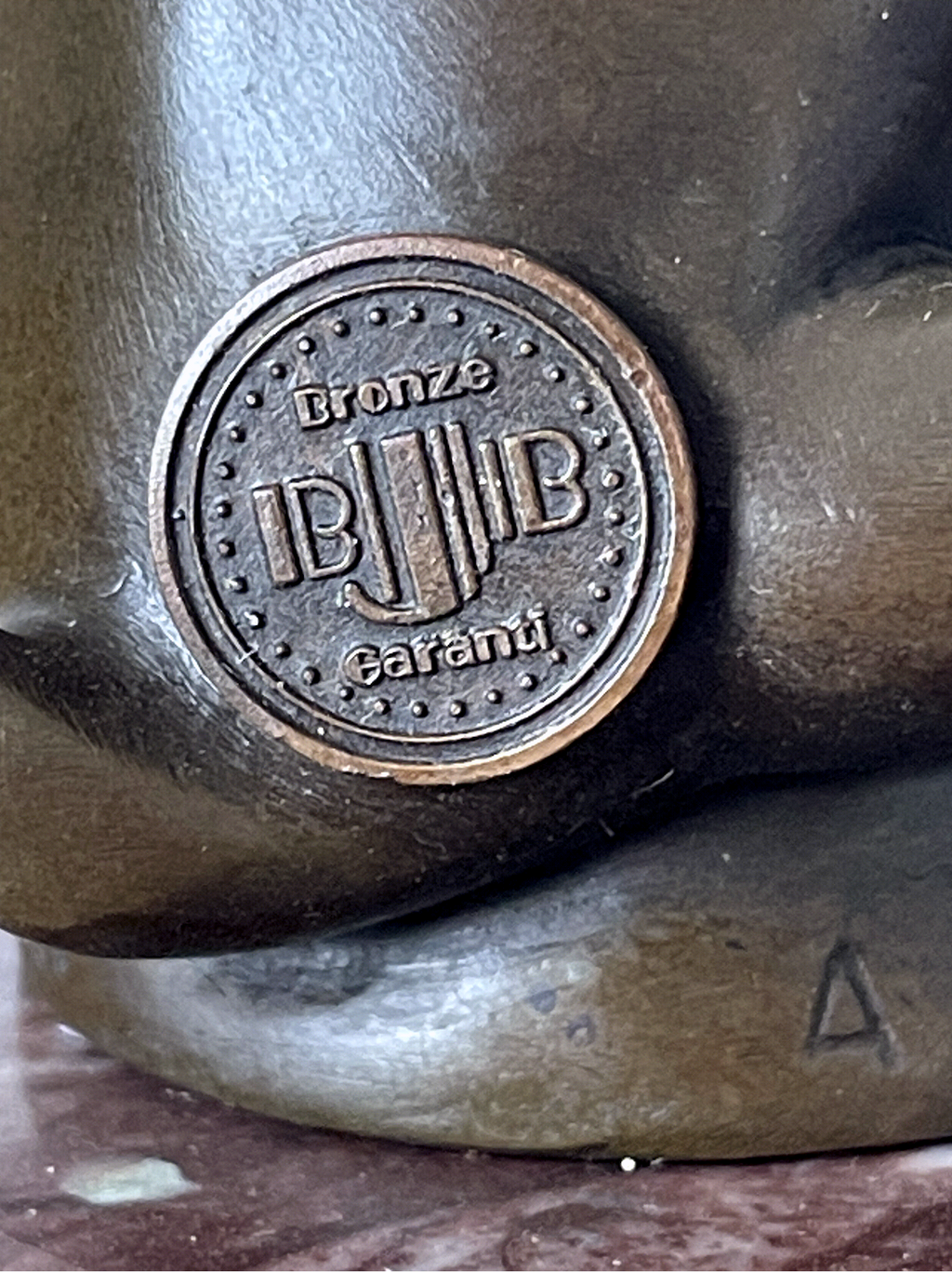 Sculpture de bouledogue en bronze patiné after Bourcart, sur socle en marbre