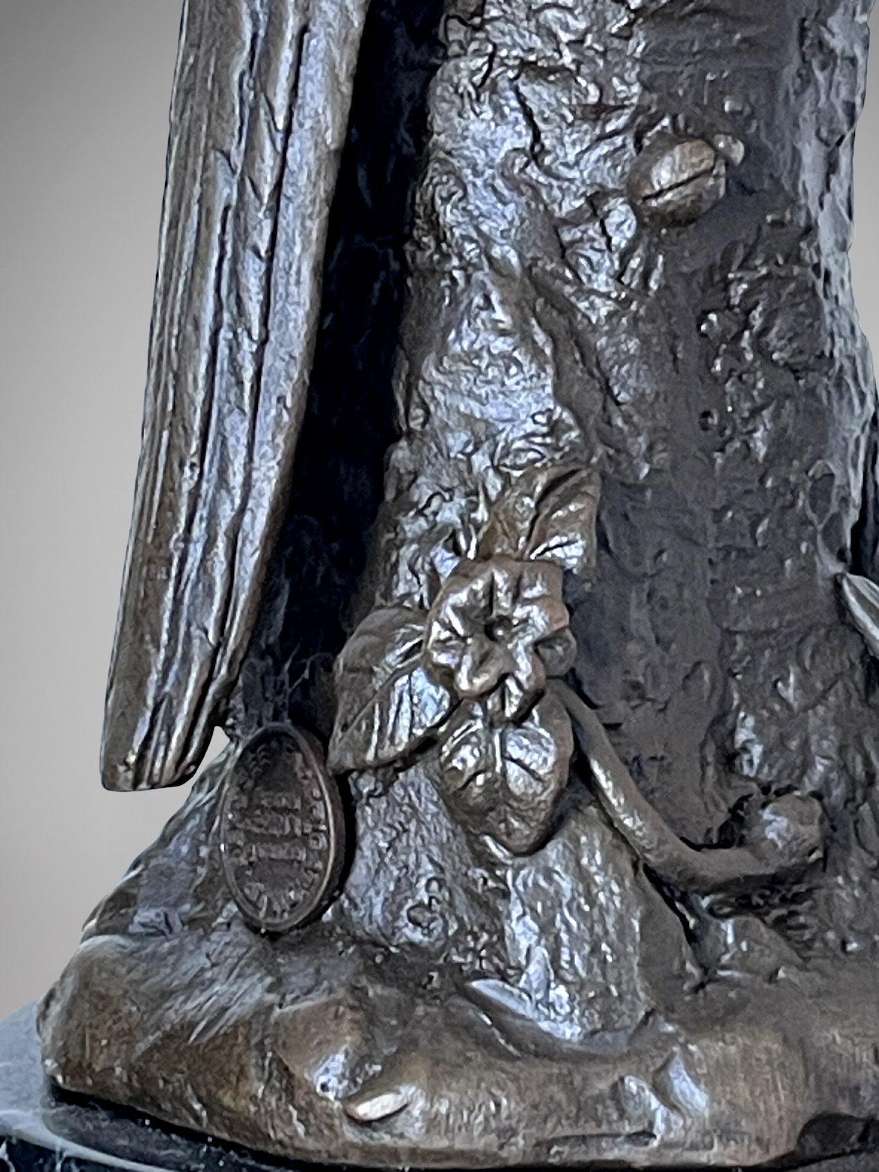 Paire de bougeoirs aux perroquets en bronze patiné sur socles noirs – Style Napoléon III / XIXe