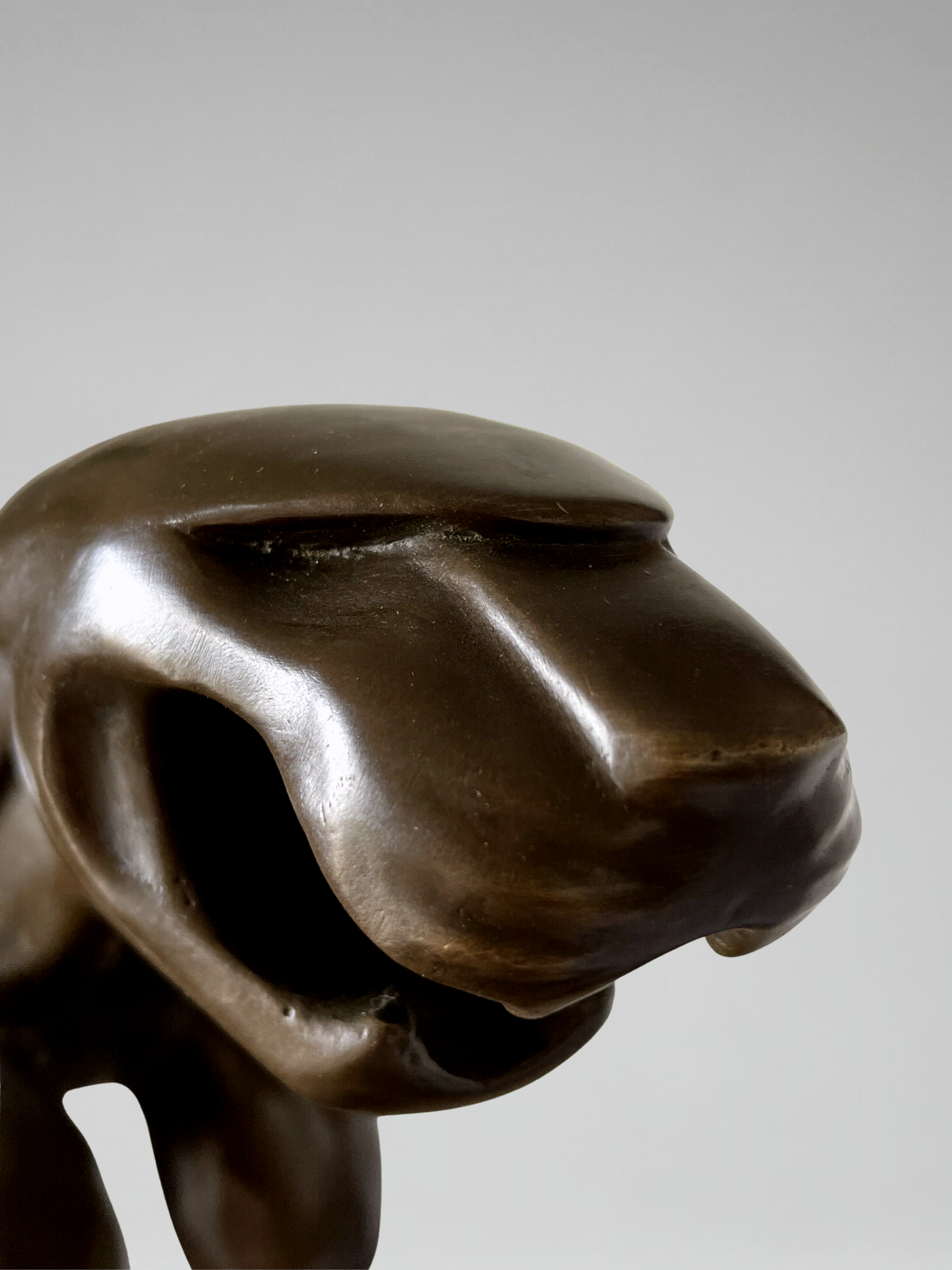 Grande sculpture Jaguar Art Déco en bronze patiné sur socle noir architectural – 64 cm – JB Déposé Paris