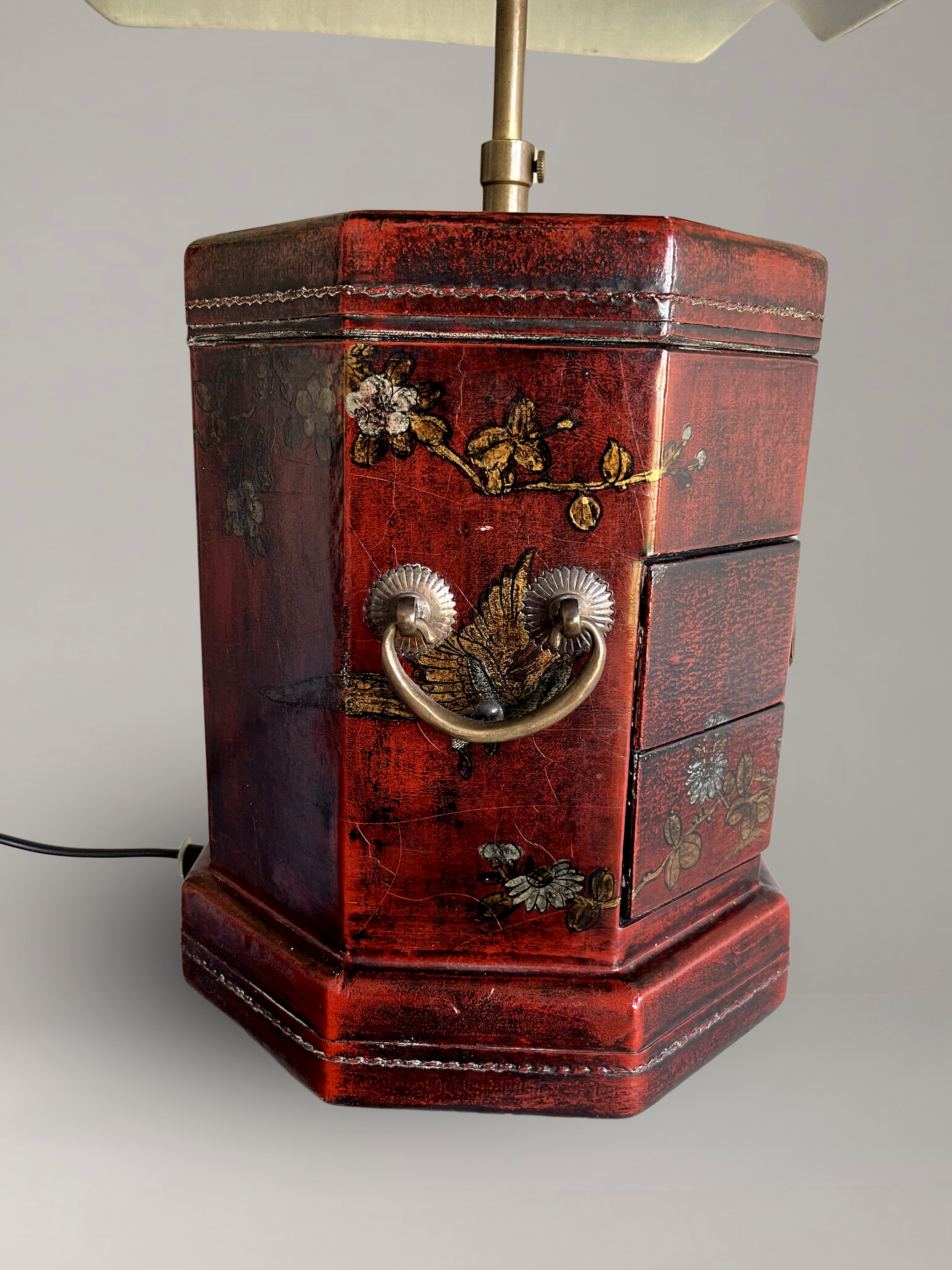 Paire de lampes en coffret laqué d’inspiration asiatique, décor polychrome et laiton – 63 cm