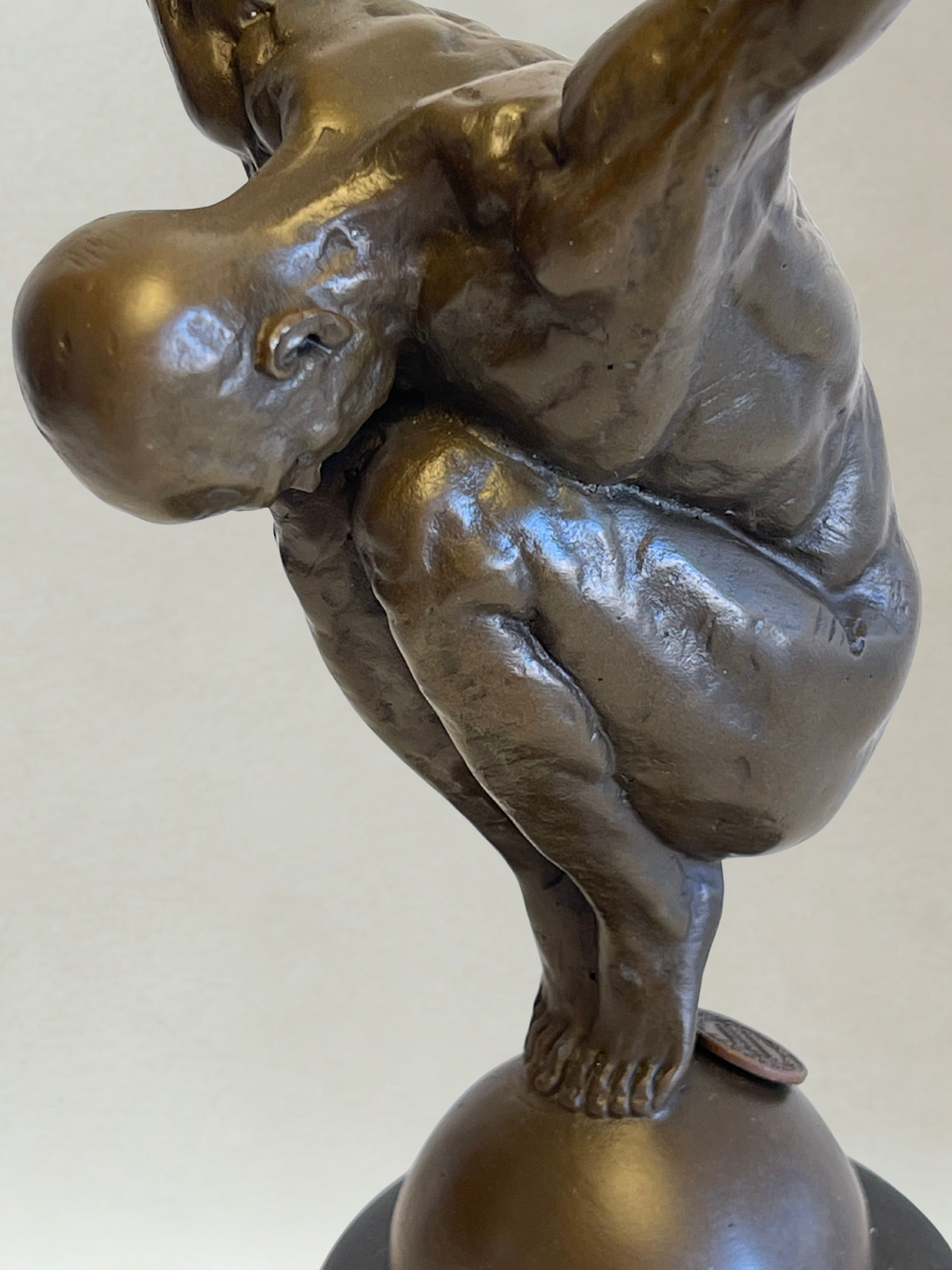 Skulptur im Art-déco-Stil – Balancierender männlicher Akt – Dekorative Bronze – 29 cm
