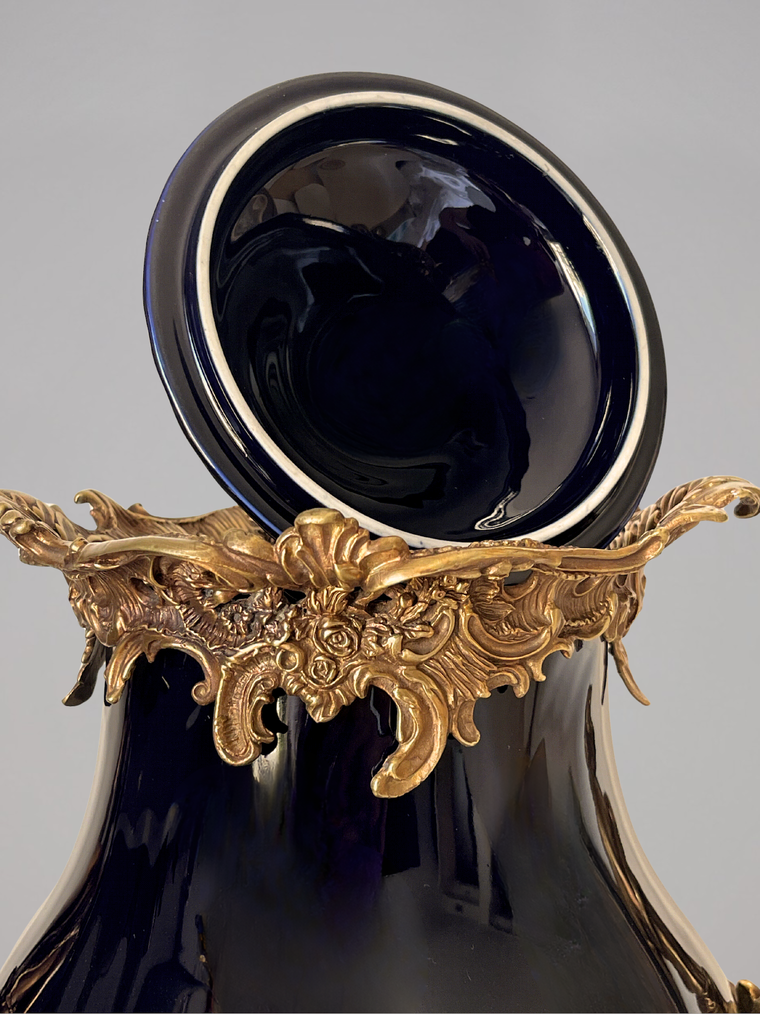 Grande urne couverte style Napoléon III en porcelaine noire et bronze – décor rocaille aux angelots – 49 cm