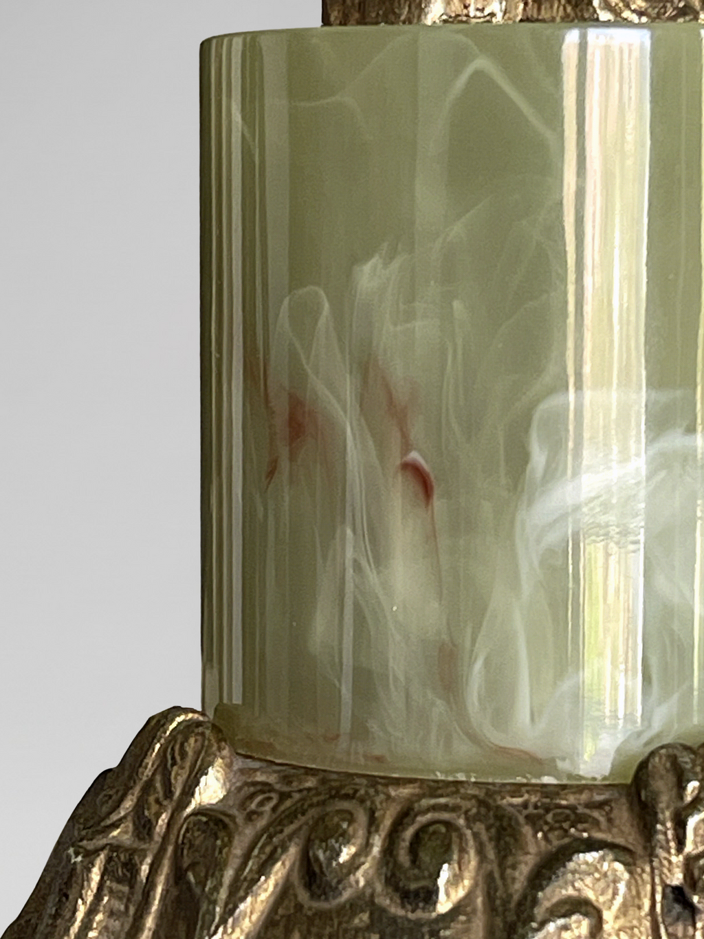 Tischleuchte im Louis XVI-Stil mit Putto aus vergoldetem Metall und Onyx-Effekt-Sockel – 48 cm