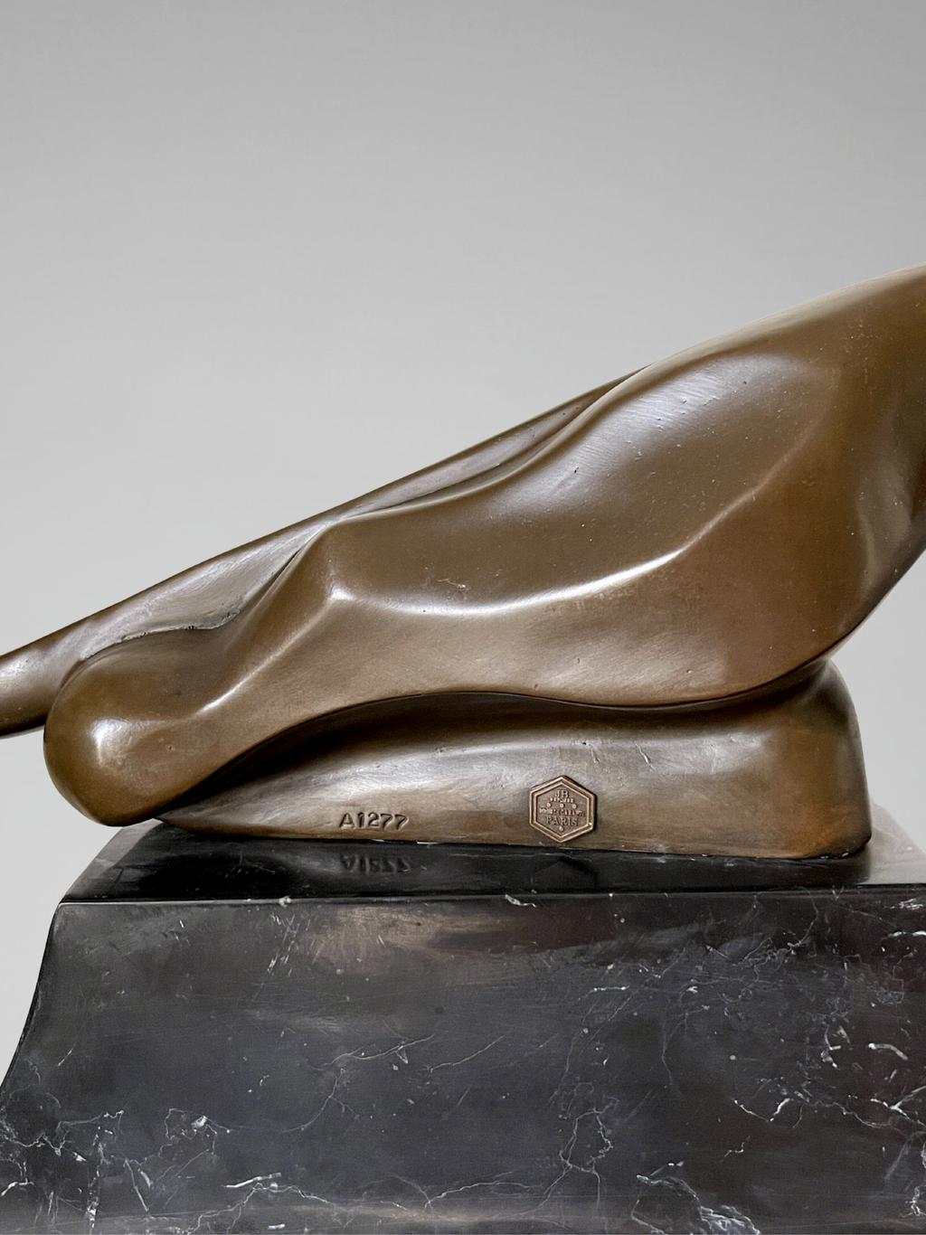 Grande sculpture Jaguar Art Déco en bronze patiné sur socle noir architectural – 64 cm – JB Déposé Paris