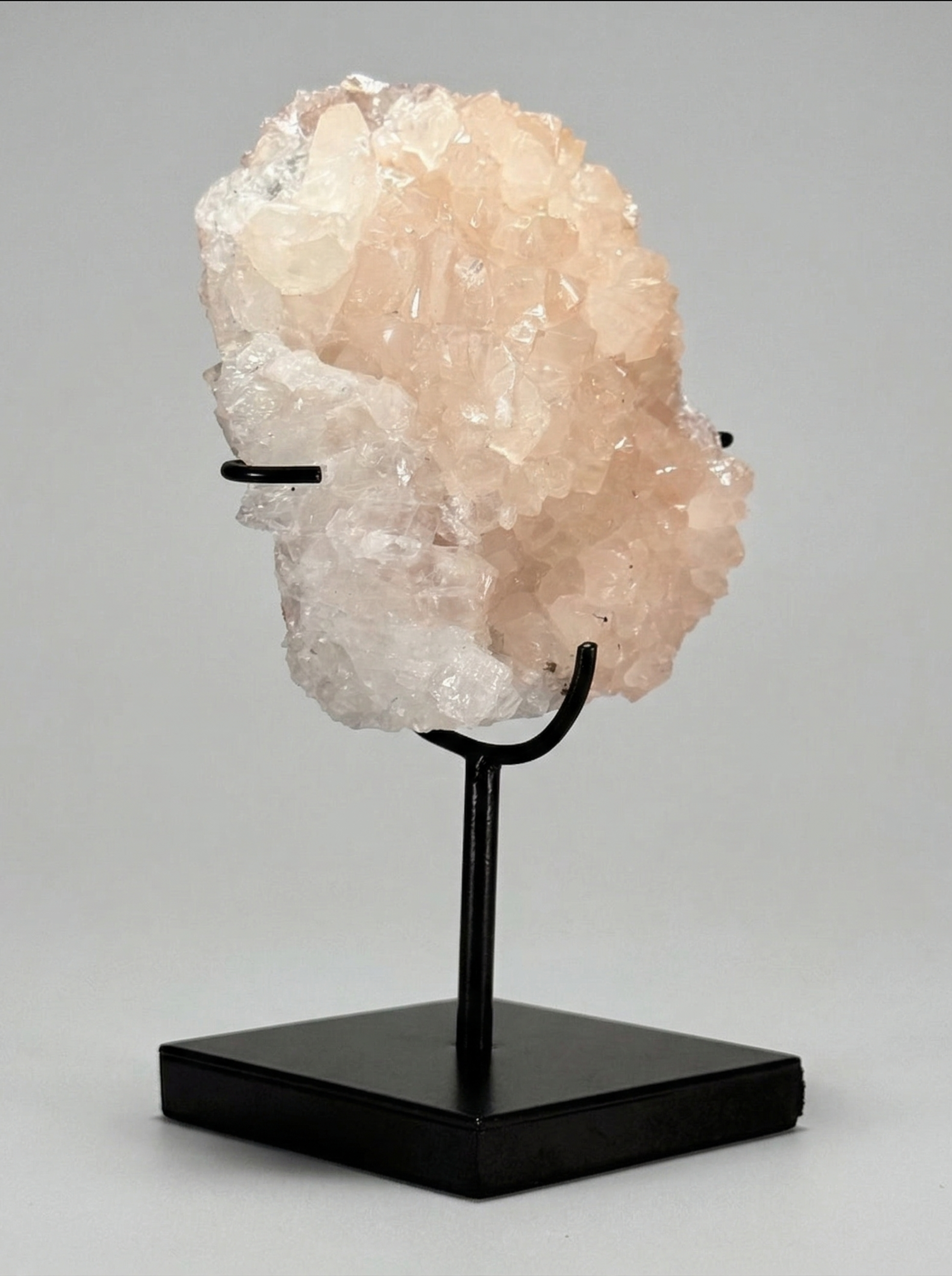 Duo décoratif — Sphère en calcite bandée (onyx marbre) & cristal de calcite sur socles