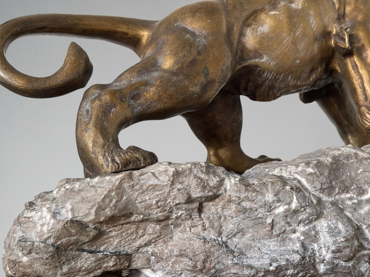 KRAKOWKI — Lion rugissant sur son rocher, importante sculpture en bronze d'art et roche (28,3 kg)