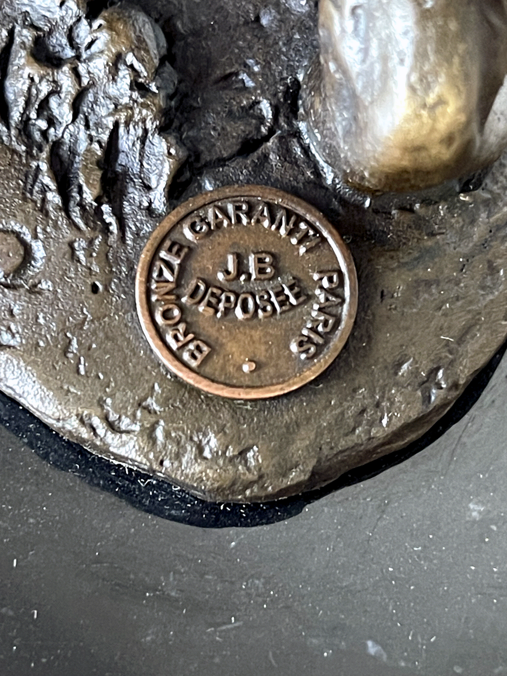 Sculpture animalière d’ours au poisson en bronze patiné signée Milo sur socle noir – style XIXe