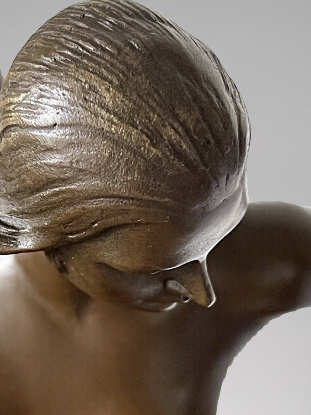 Sculpture Art déco de danseuse aux anneaux en bronze patiné sur socle effet marbre noir – signée Duvernet – 58 cm