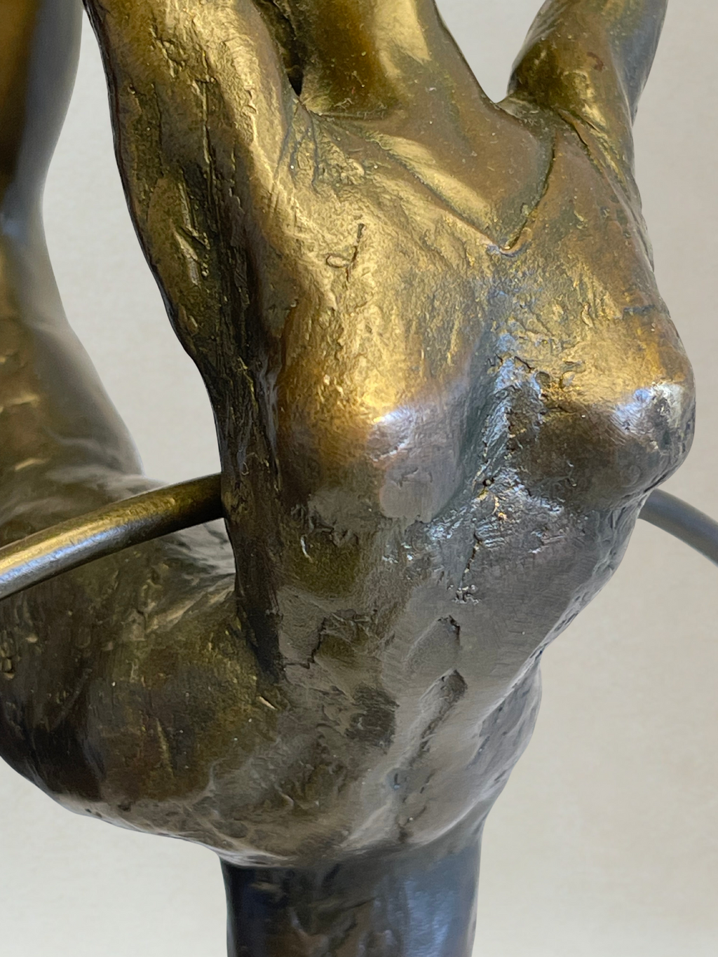 Art-déco-Skulptur – Tänzerin mit Reifen – Dekorative Bronze – Signiert P. Collinet – 39 cm