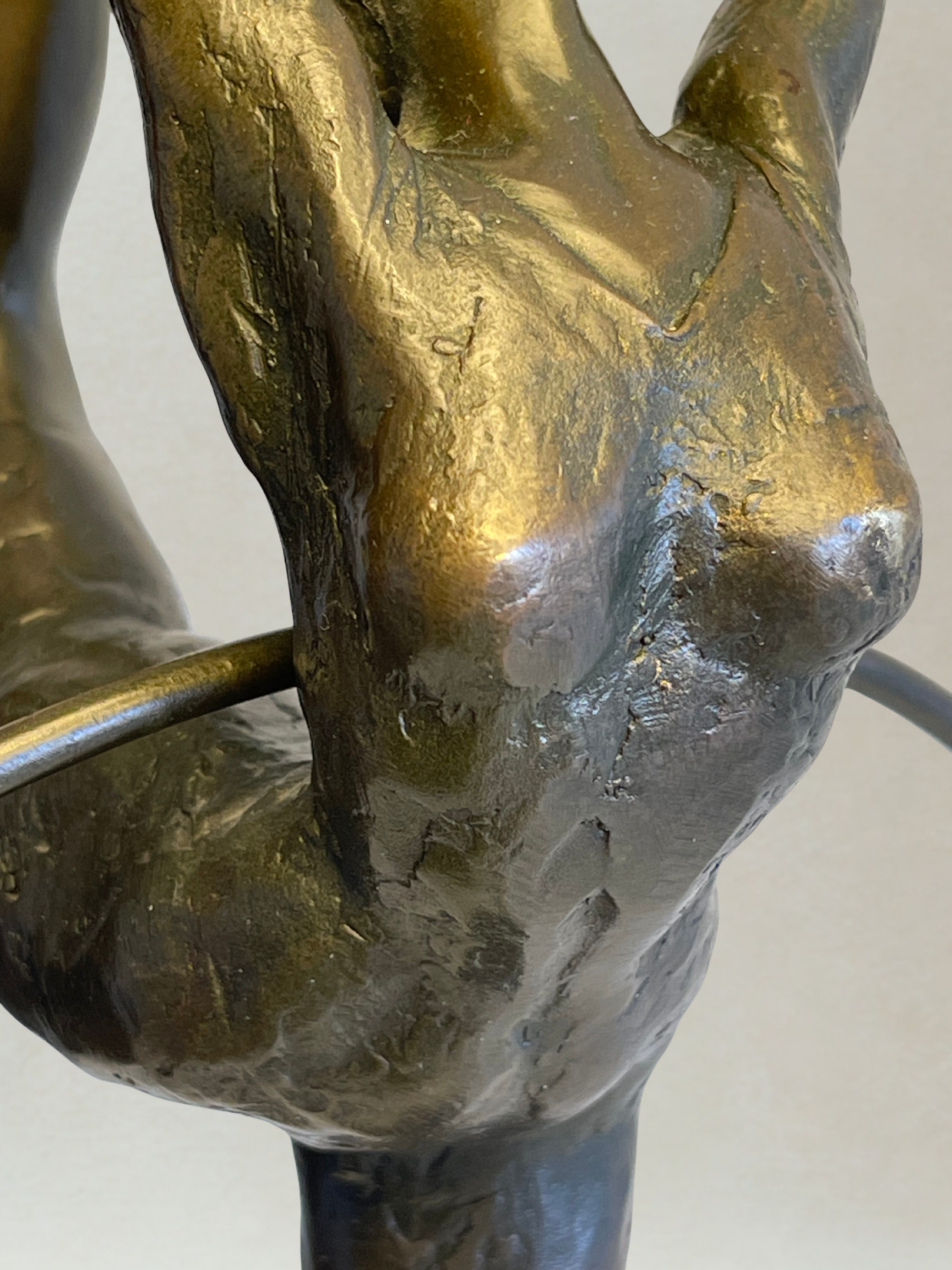 Art-déco-Skulptur – Tänzerin mit Reifen – Dekorative Bronze – Signiert P. Collinet – 39 cm